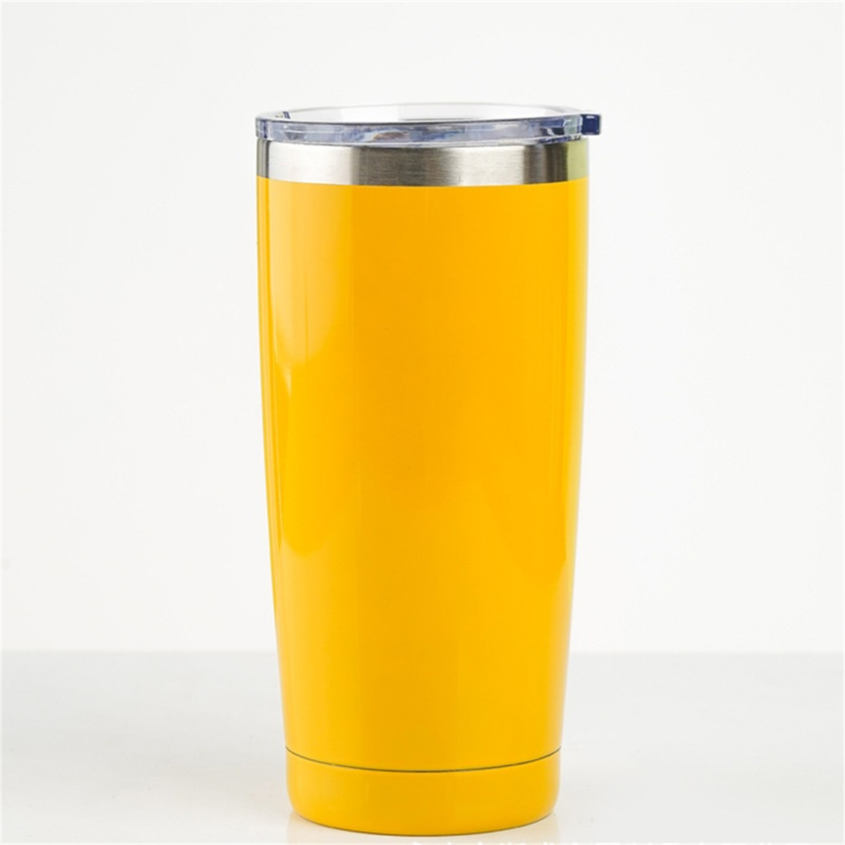 Gelber, isolierter Becher mit silbernem Rand und Deckel. Weißer Hintergrund.