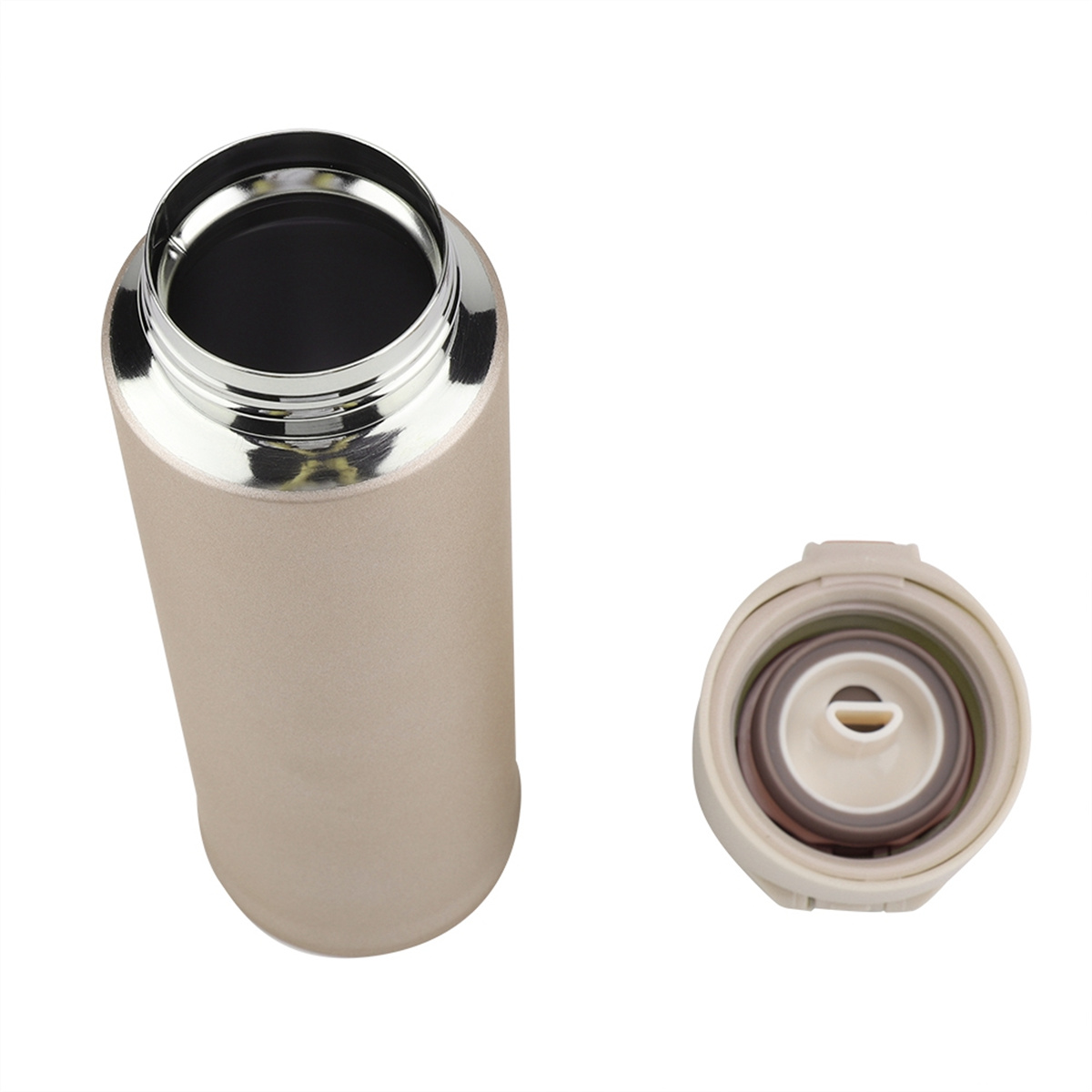 Beige isolierte Wasserflasche mit offenem silbernen Deckel und weißem Verschluss, auf weißem Hintergrund.