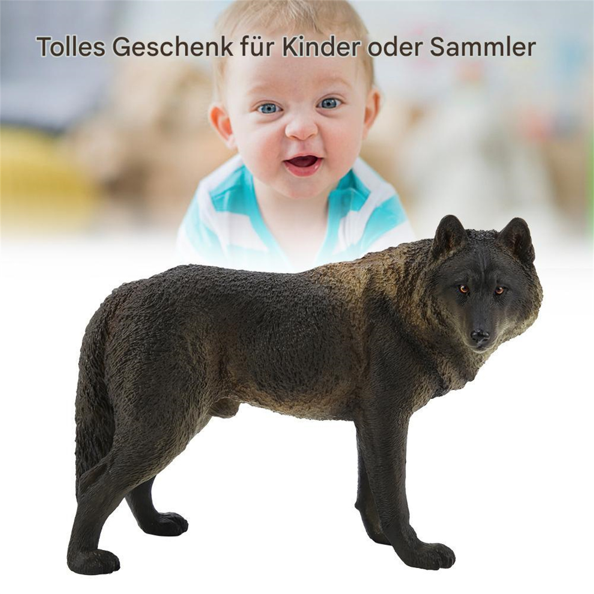 Eine realistische Wolfsstatue vor einem Baby. Der Wolf ist braun und schwarz. Das Baby lächelt.