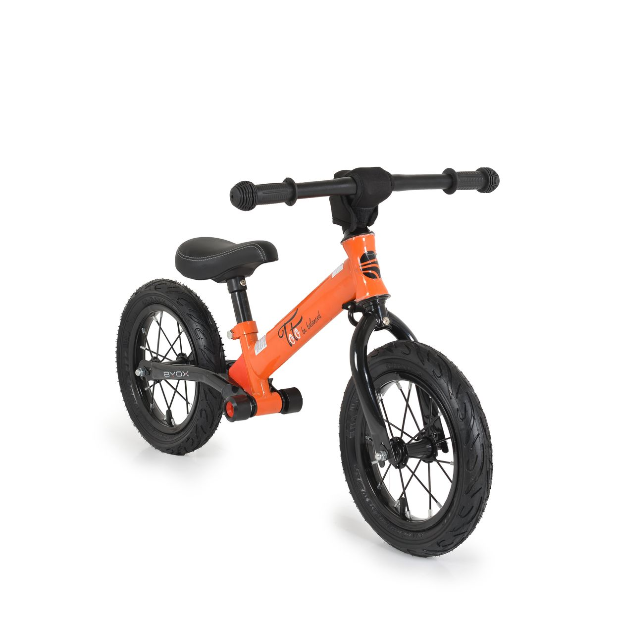 Oranges Laufrad mit schwarzen Rädern und Lenker. Das Fahrrad hat einen schwarzen Sitz und schwarze Reifen.