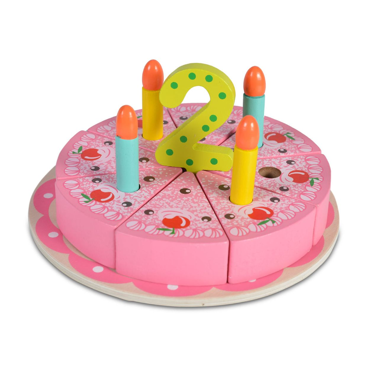 Pastel de juguete de madera con velas y el número 2. Pastel rosa con glaseado rosa sobre fondo blanco.