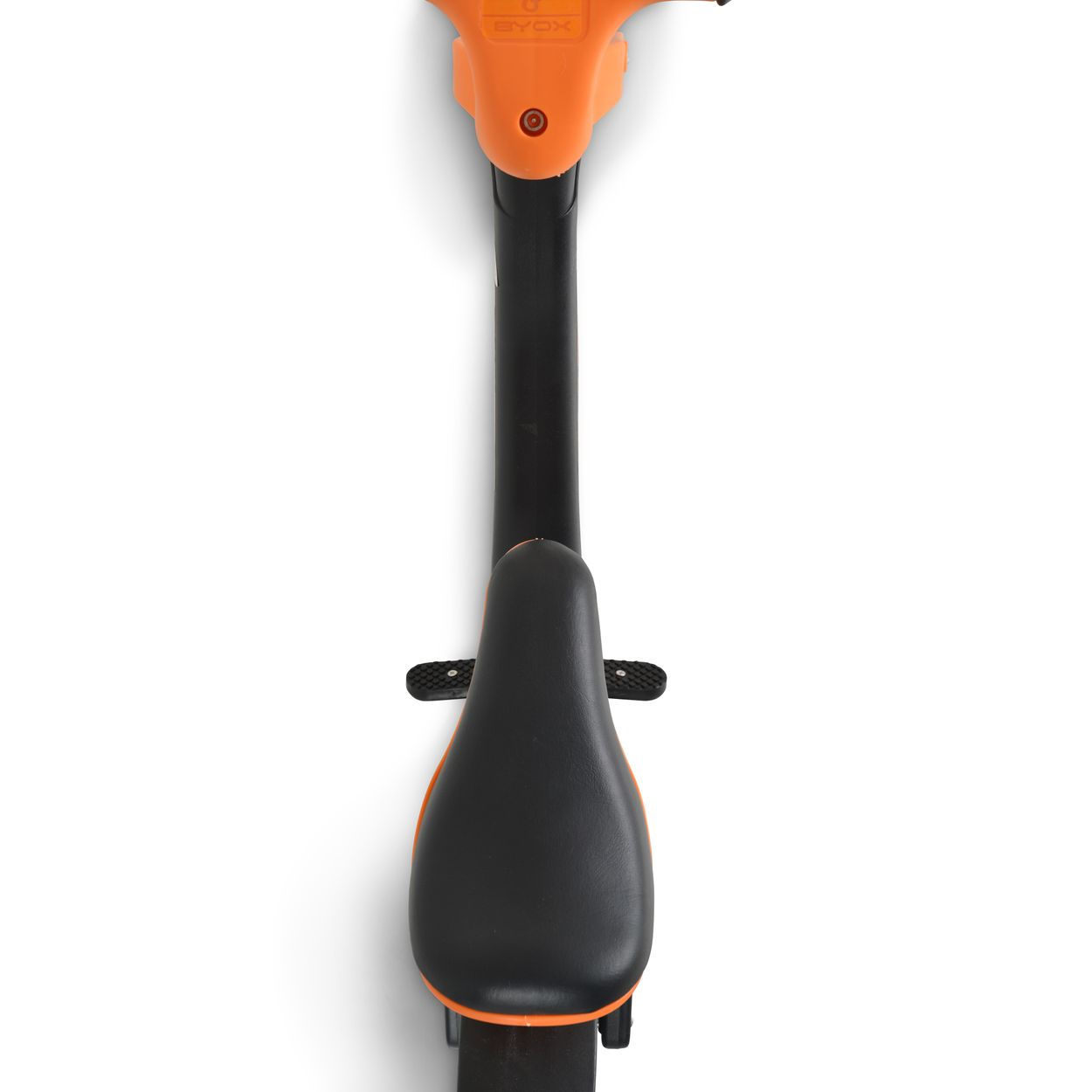 Orangener und schwarzer Roller, Draufsicht. Der Roller hat einen orangenen Lenker und einen schwarzen Sitz.