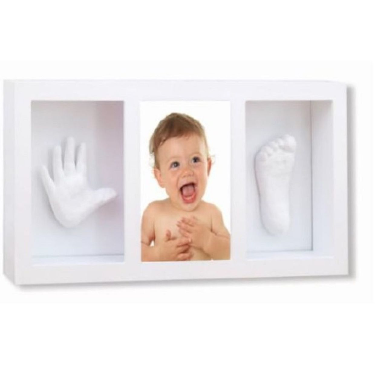 Weißer Rahmen mit Babyfoto, Hand- und Fußgipsabdruck. Das Baby lächelt.