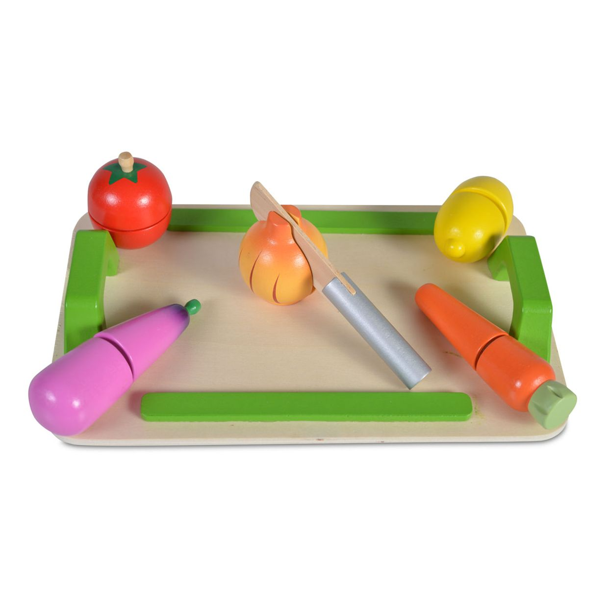 Hölzernes Spielzeug-Schneidebrett mit Spielzeug-Gemüse: Tomate, Zwiebel, Karotte und Aubergine.