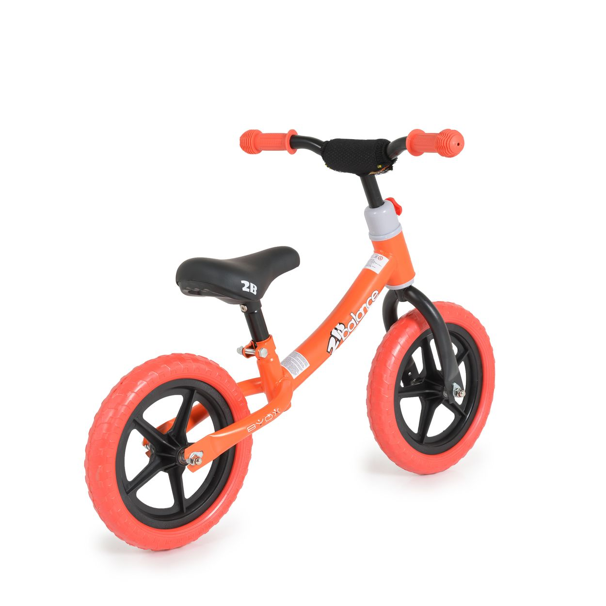 Ein orangefarbenes Laufrad. Es hat schwarze Reifen und einen schwarzen Sitz.