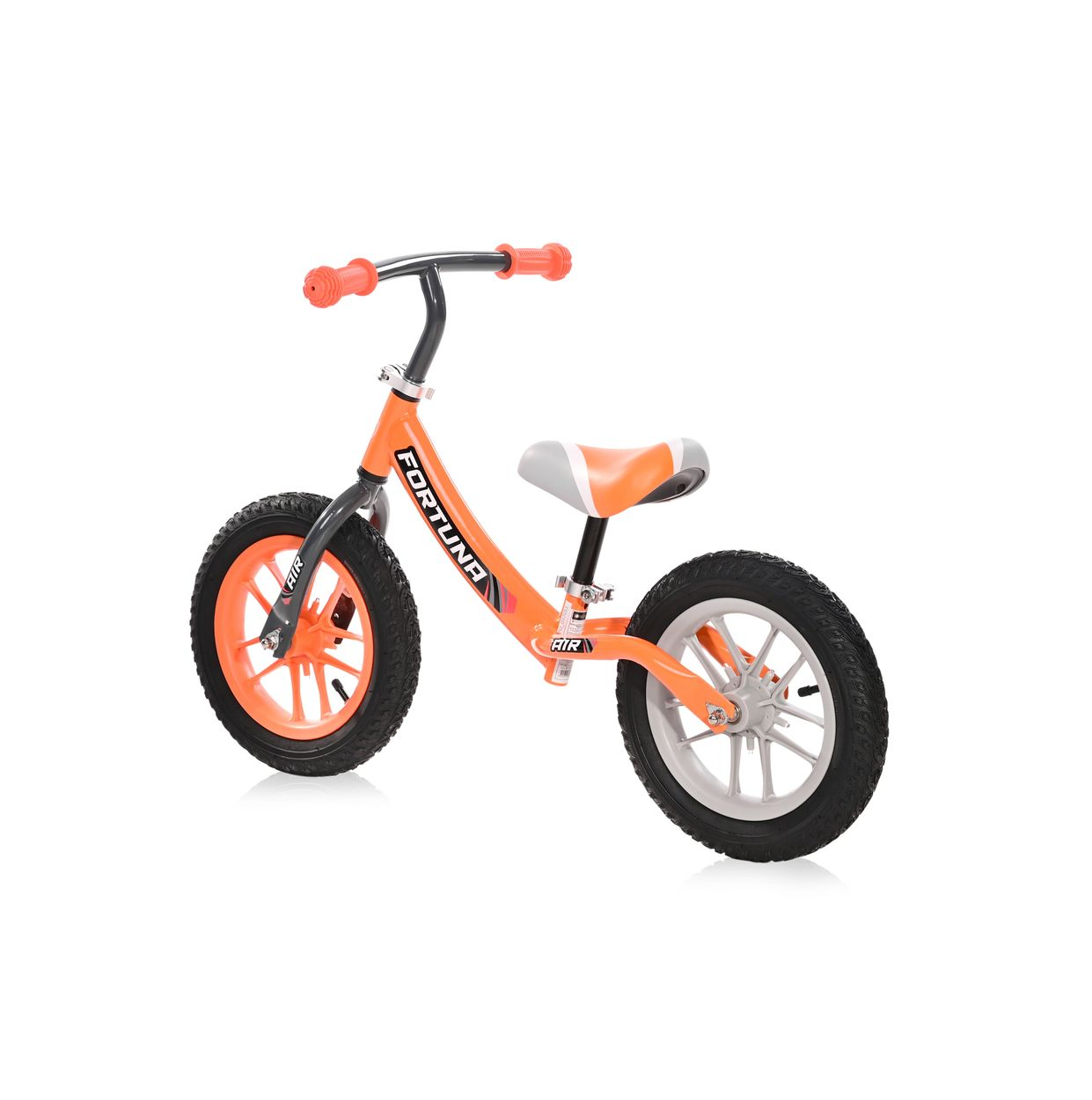 Oranges Laufrad mit schwarzen Reifen und silbernen Akzenten auf weißem Hintergrund. Das Fahrrad hat einen Sitz und einen Lenker.