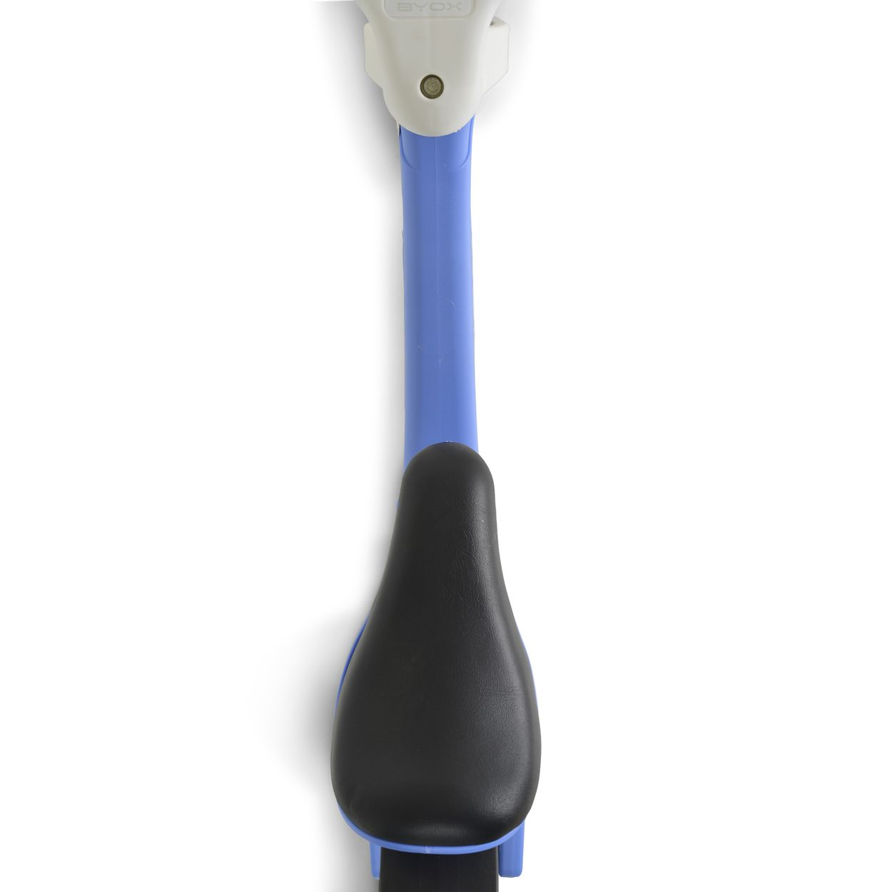 Ein Fahrradsattel mit blauem Stiel vor weißem Hintergrund.