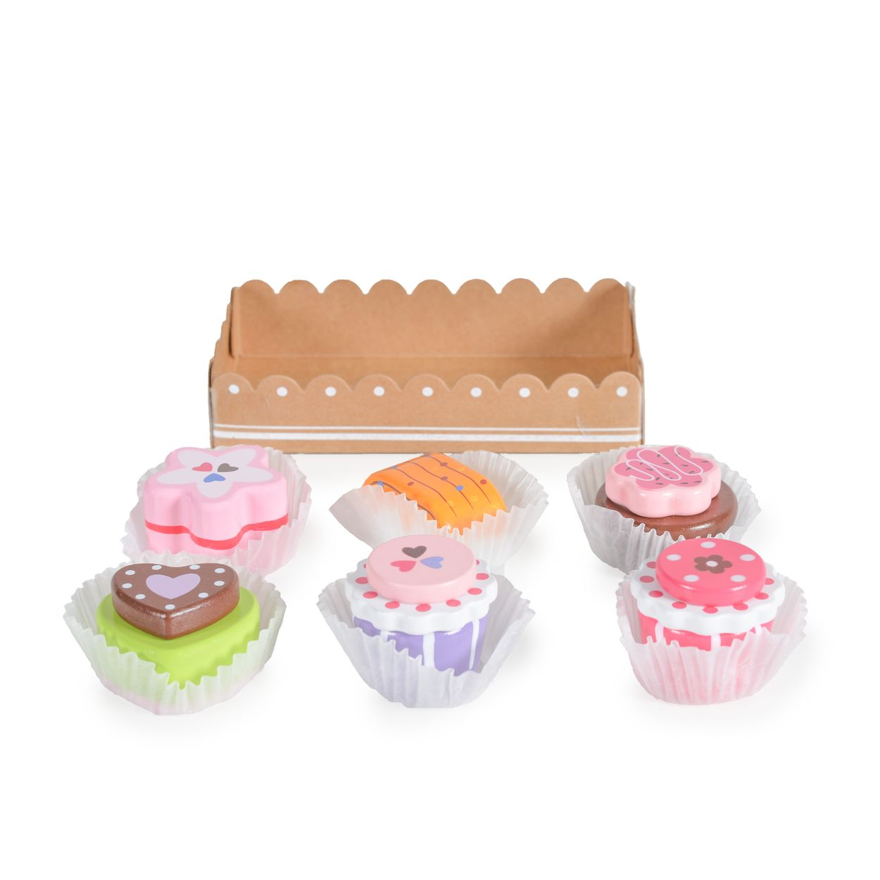 Sechs Holz-Spielzeug-Cupcakes und eine Pappschale. Die Cupcakes haben verschiedene Farben und Dekorationen in Papierförmchen.