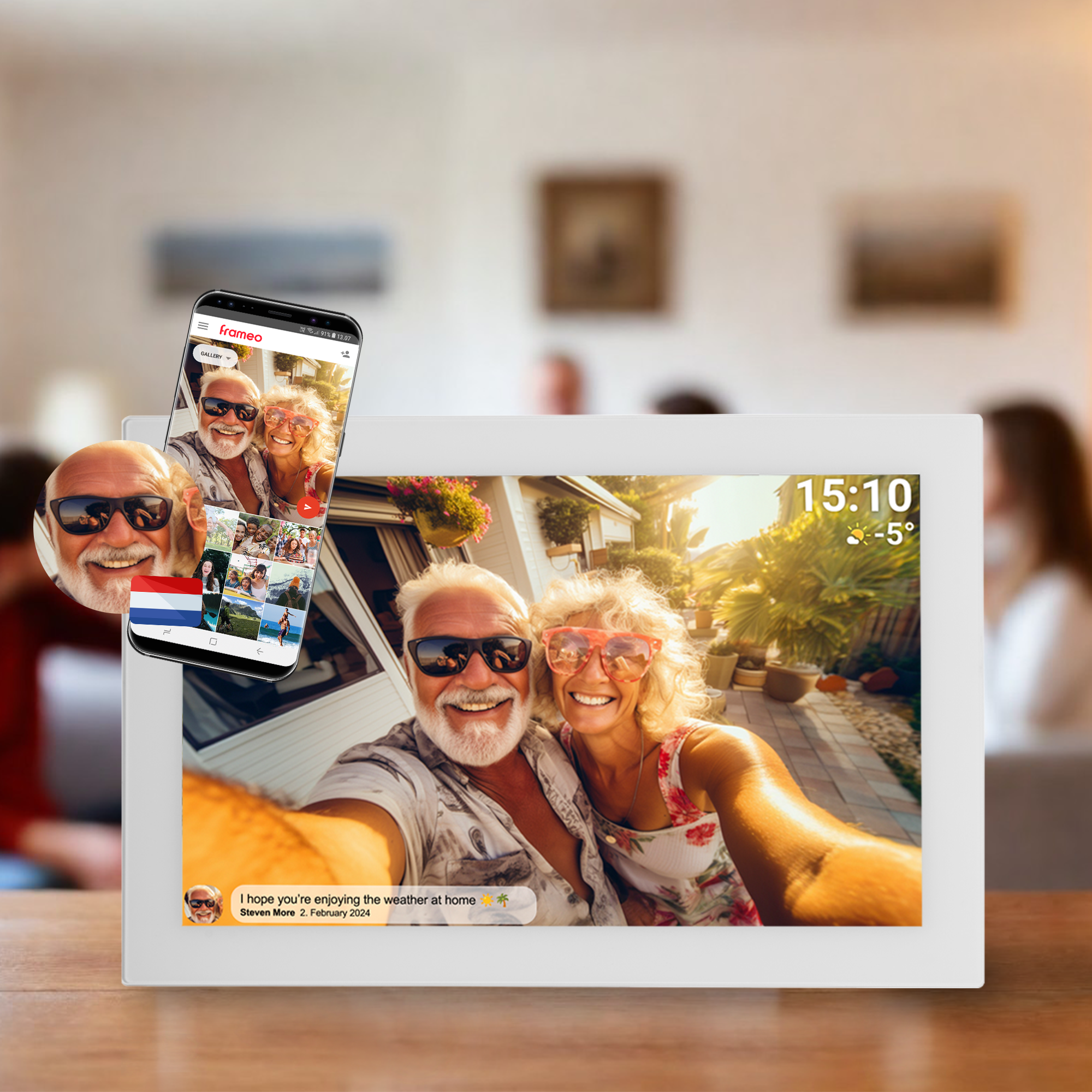 Cadre photo numérique avec une photo d'un couple. Un téléphone montre un selfie. L'heure est 15:10.