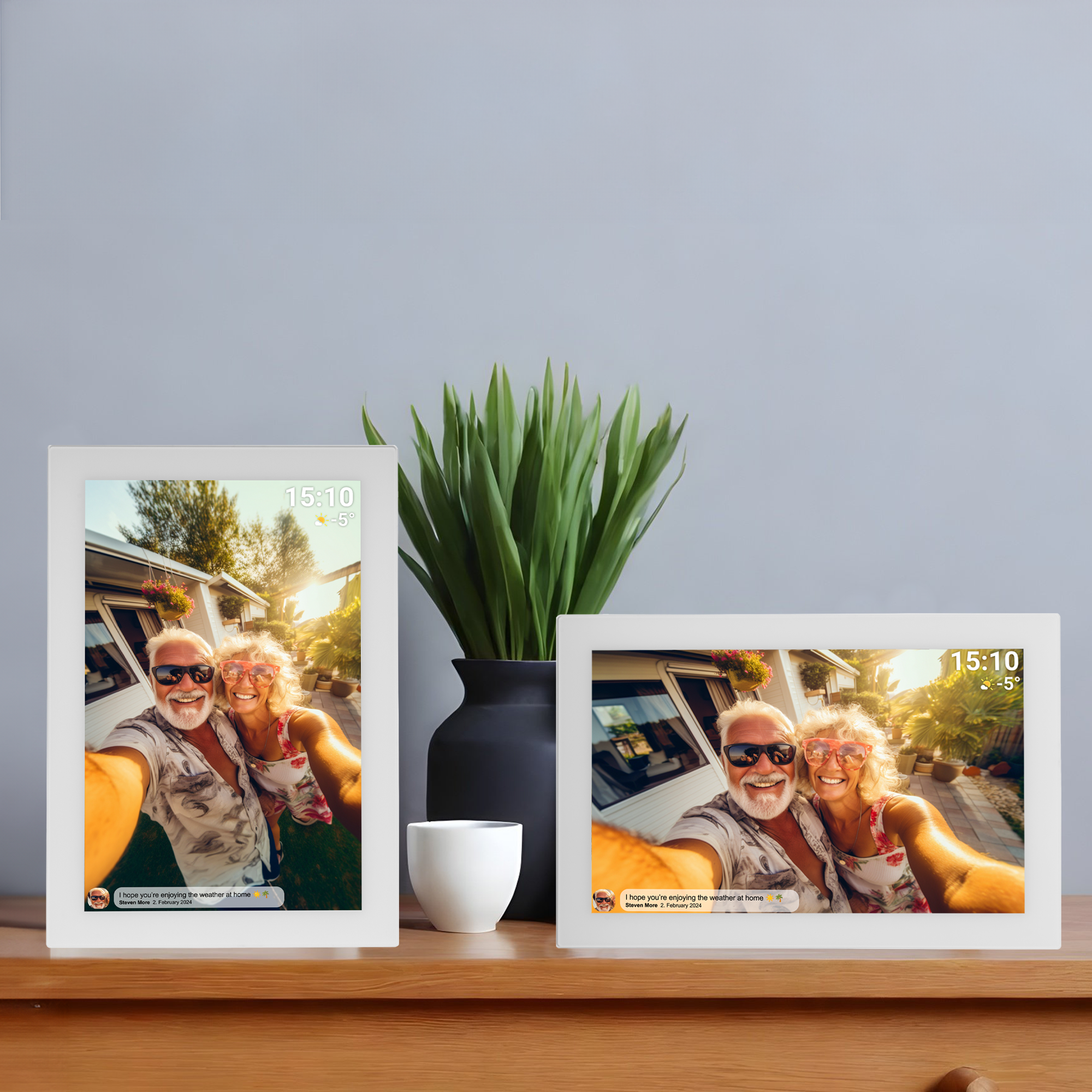 Deux cadres photo numériques affichent des photos d'un couple, avec du texte et une plante.