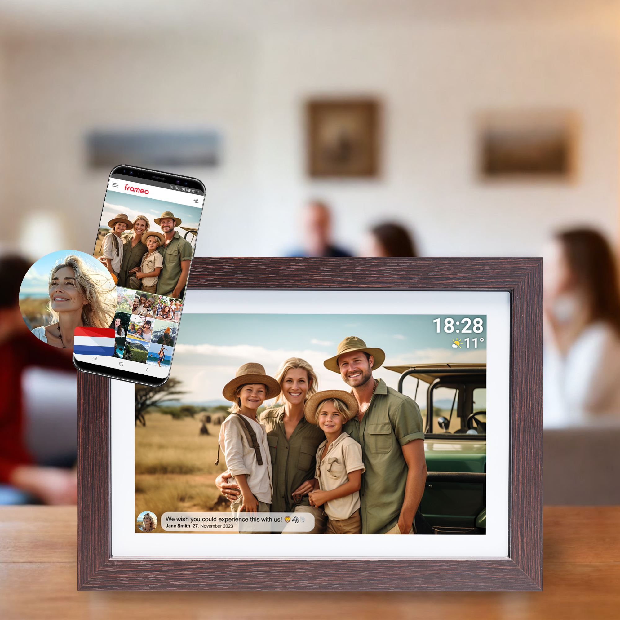 Cyfrowa ramka na zdjęcia wyświetla zdjęcia rodzinne, a smartfon pokazuje podobny obraz. Drewniany stół.