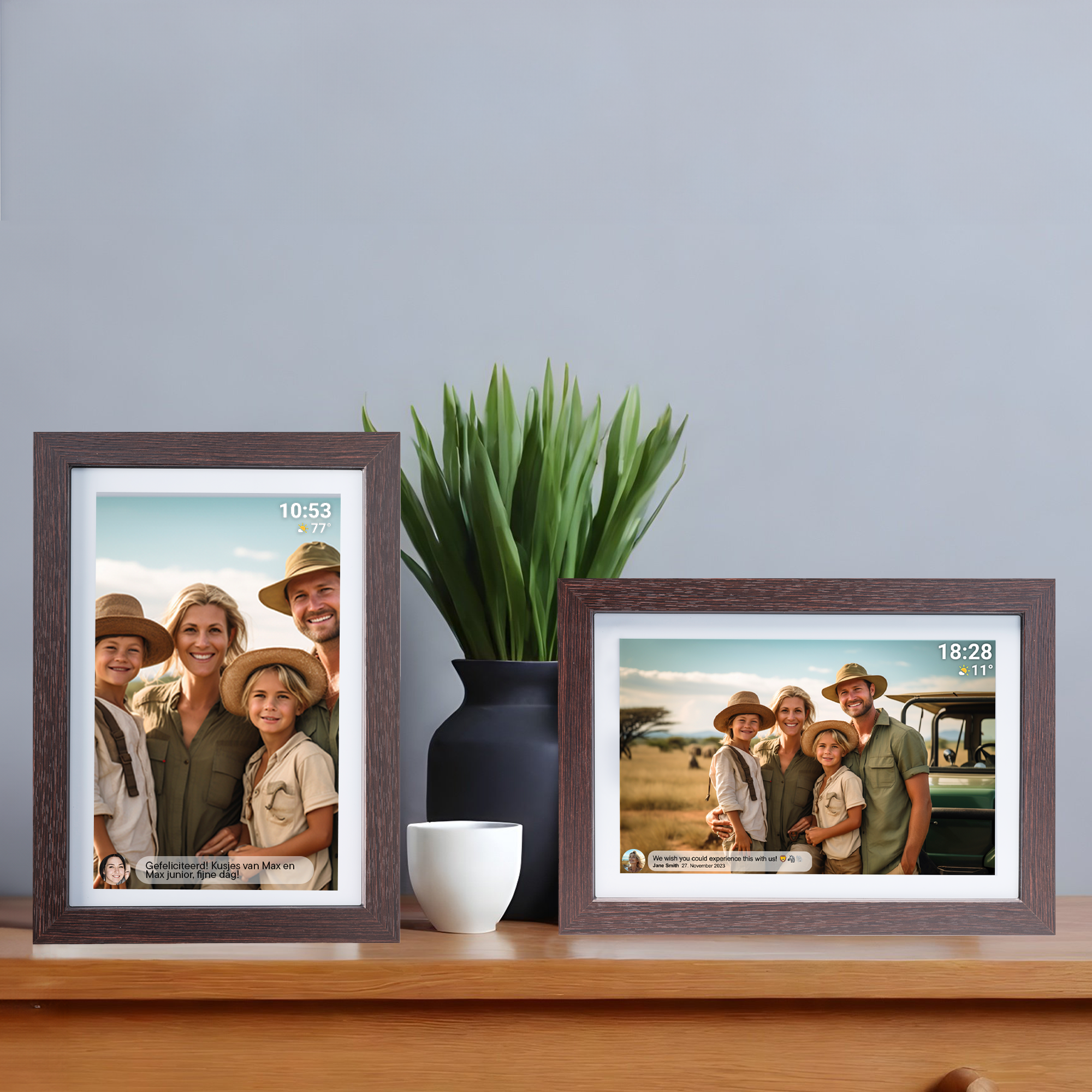 Dwa zdjęcia w ramkach z rodziną. Roślina i filiżanka na stole. Tło jest szare.