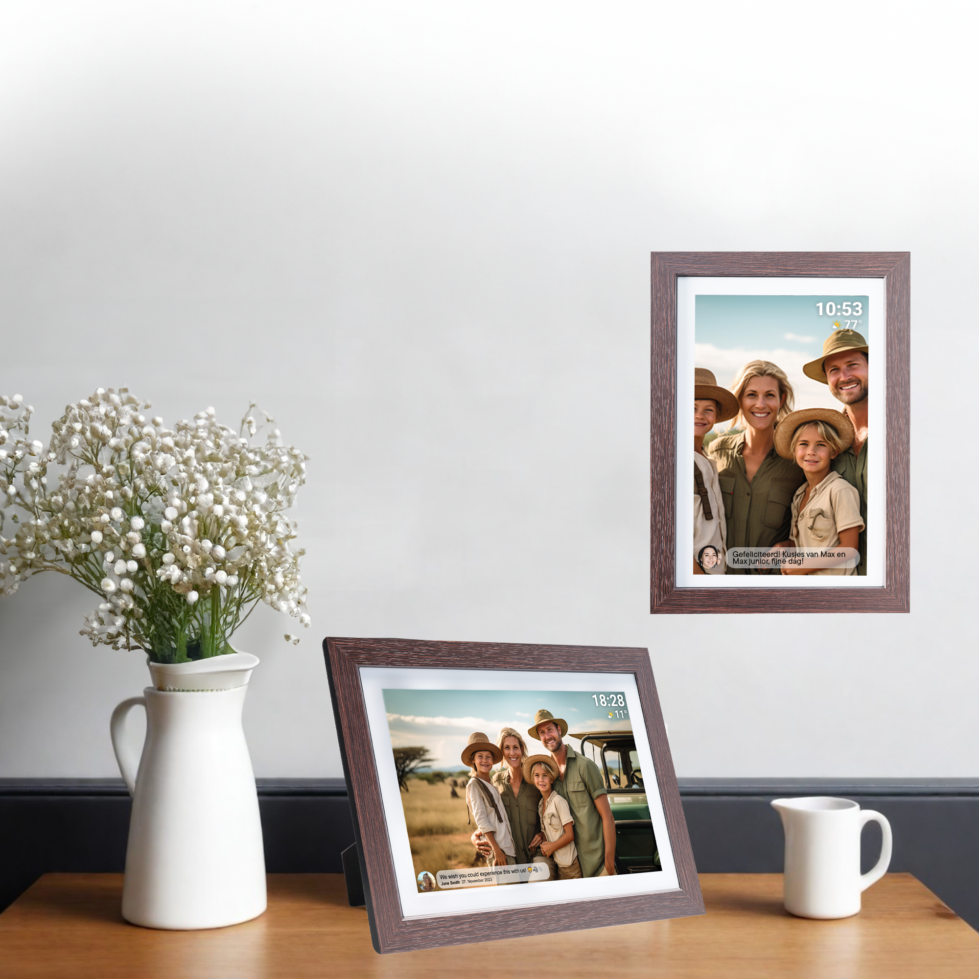 Dwie cyfrowe ramki na zdjęcia wyświetlające zdjęcie rodzinne. Jedna na stole, druga na ścianie.