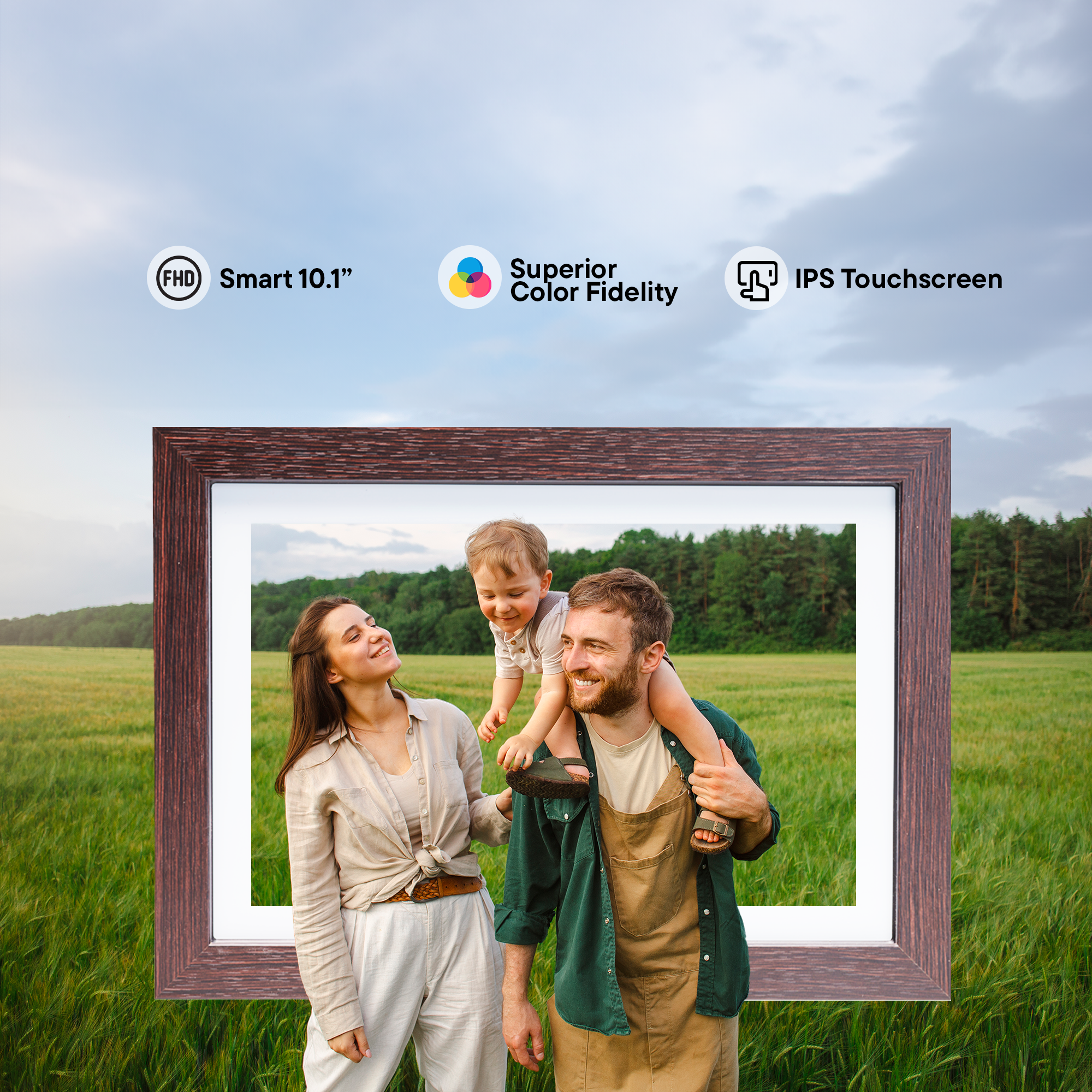 Rodzina w brązowej ramie na polu. Dziecko na ramionach ojca, z nakładkami tekstowymi.