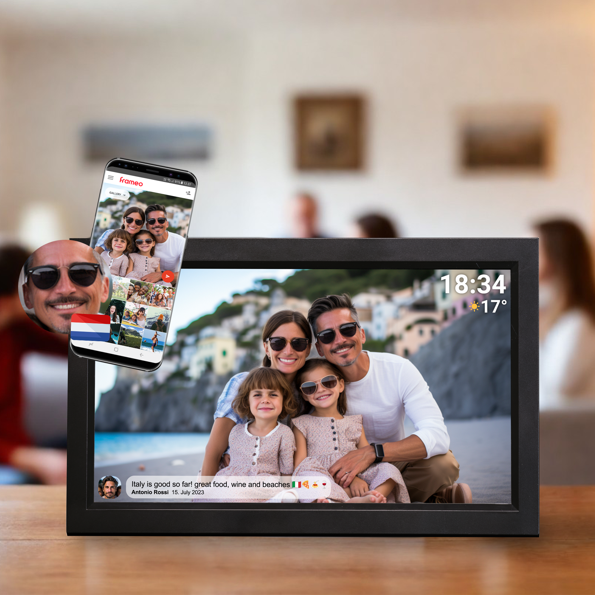 Cadre photo numérique affichant une photo de famille avec un téléphone mobile, sur une table.