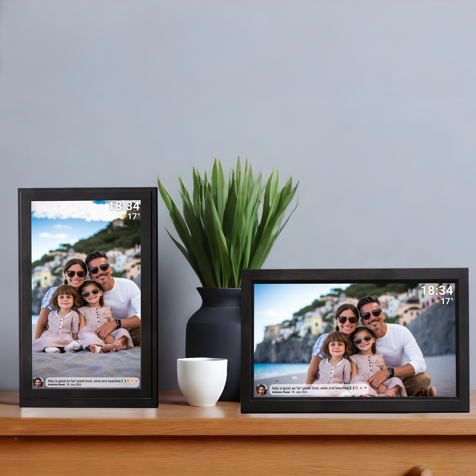 Deux cadres photo numériques avec des photos de famille sur bois, avec une plante et une tasse.