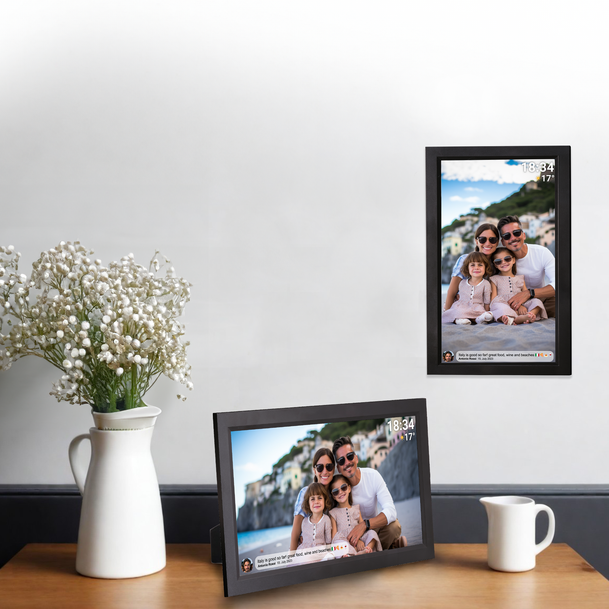 Deux cadres photo numériques montrant une photo de famille, avec un vase de fleurs à gauche.