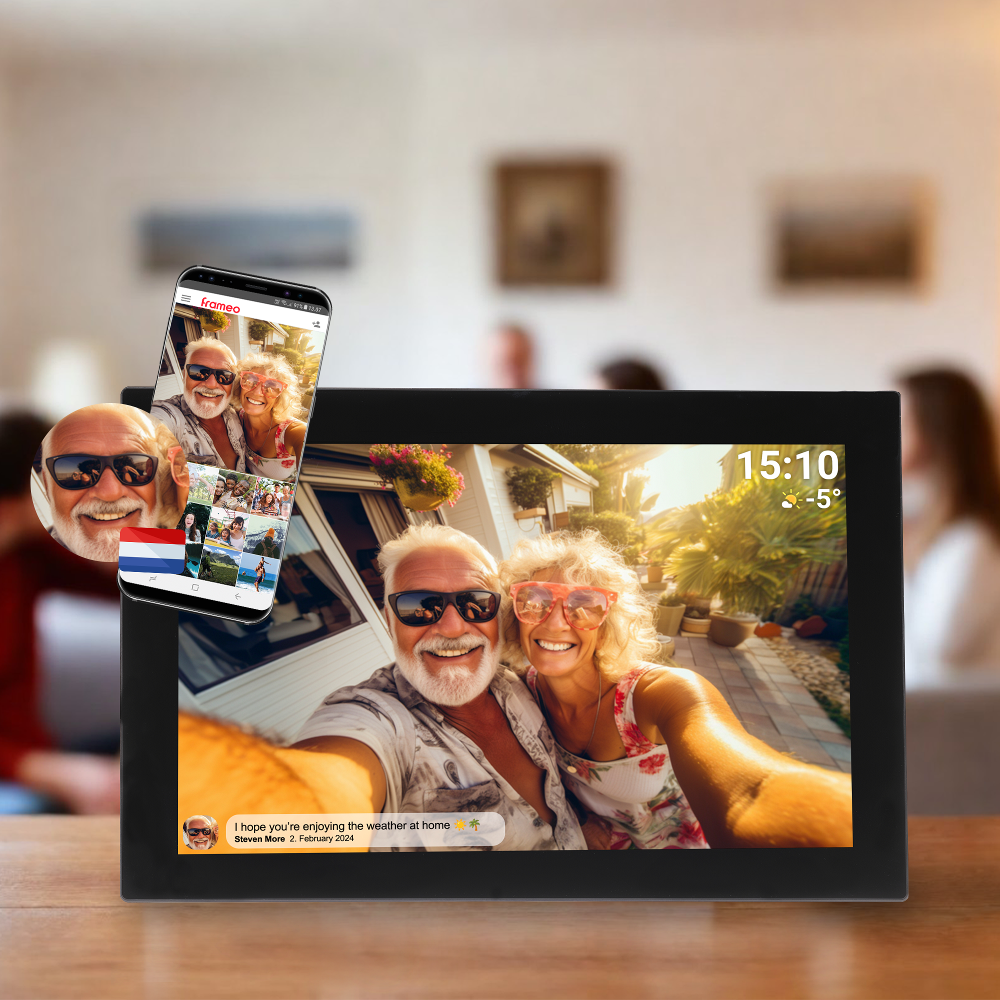 Un cadre photo numérique affiche une photo d'un couple. Un téléphone à côté affiche la même photo.