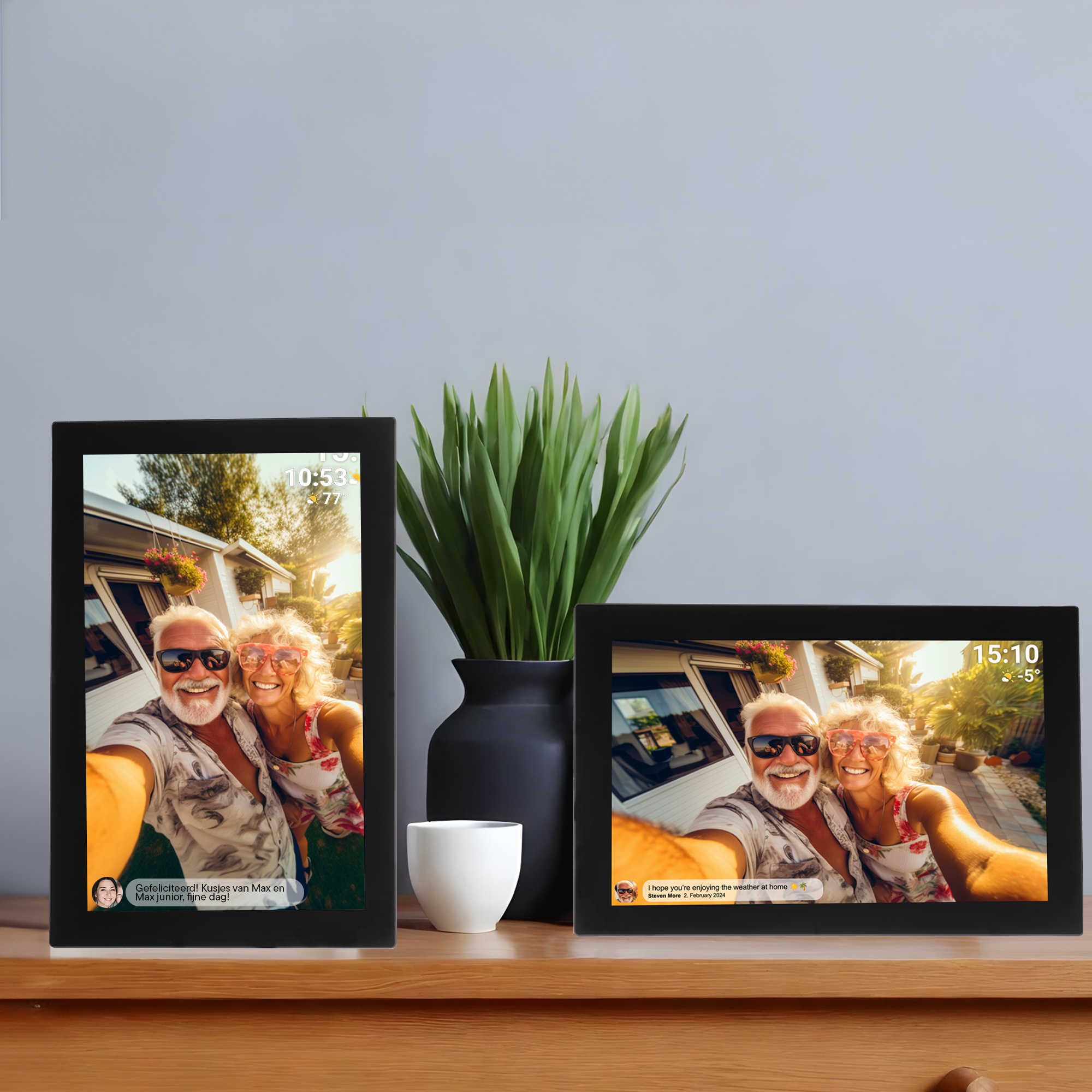 Deux cadres photo numériques affichant des selfies d'un couple, placés sur une surface en bois.