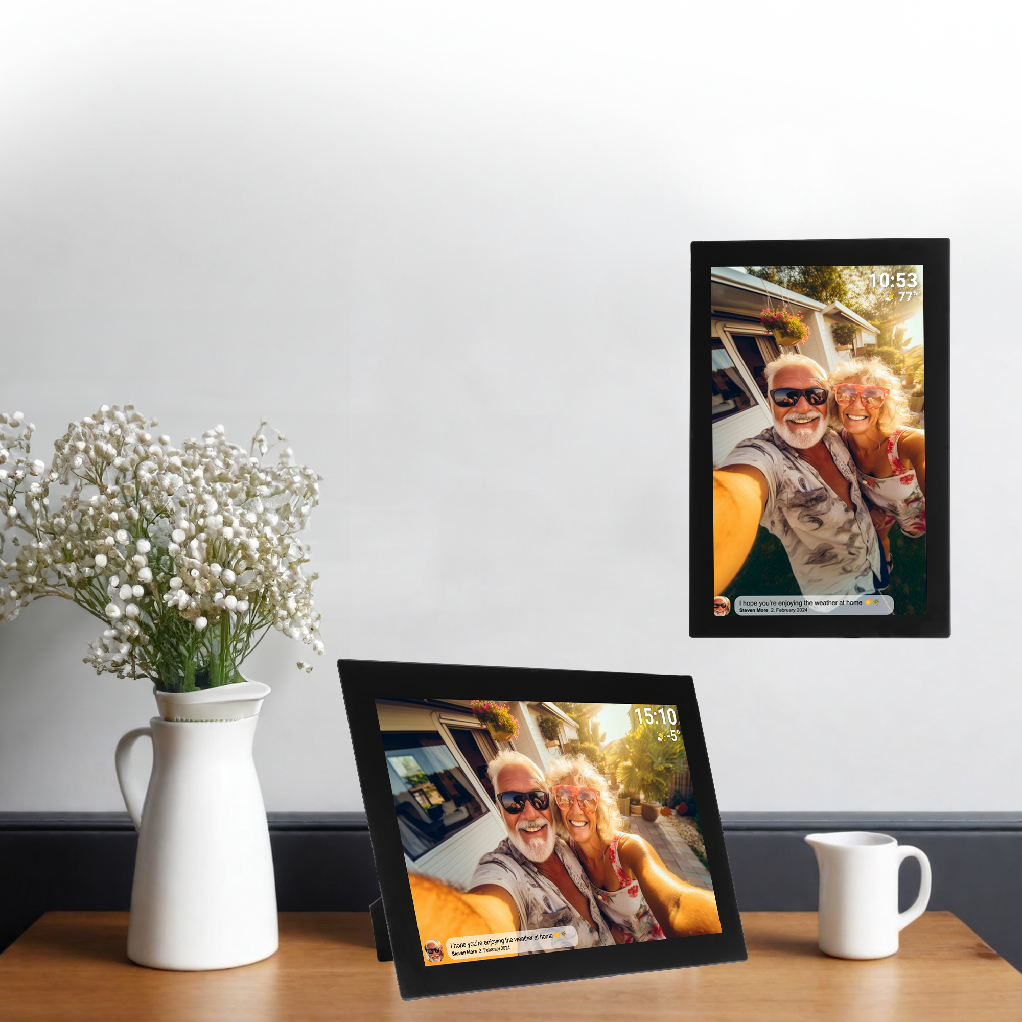 Deux cadres photo numériques affichant des selfies, un sur une table, un au mur.