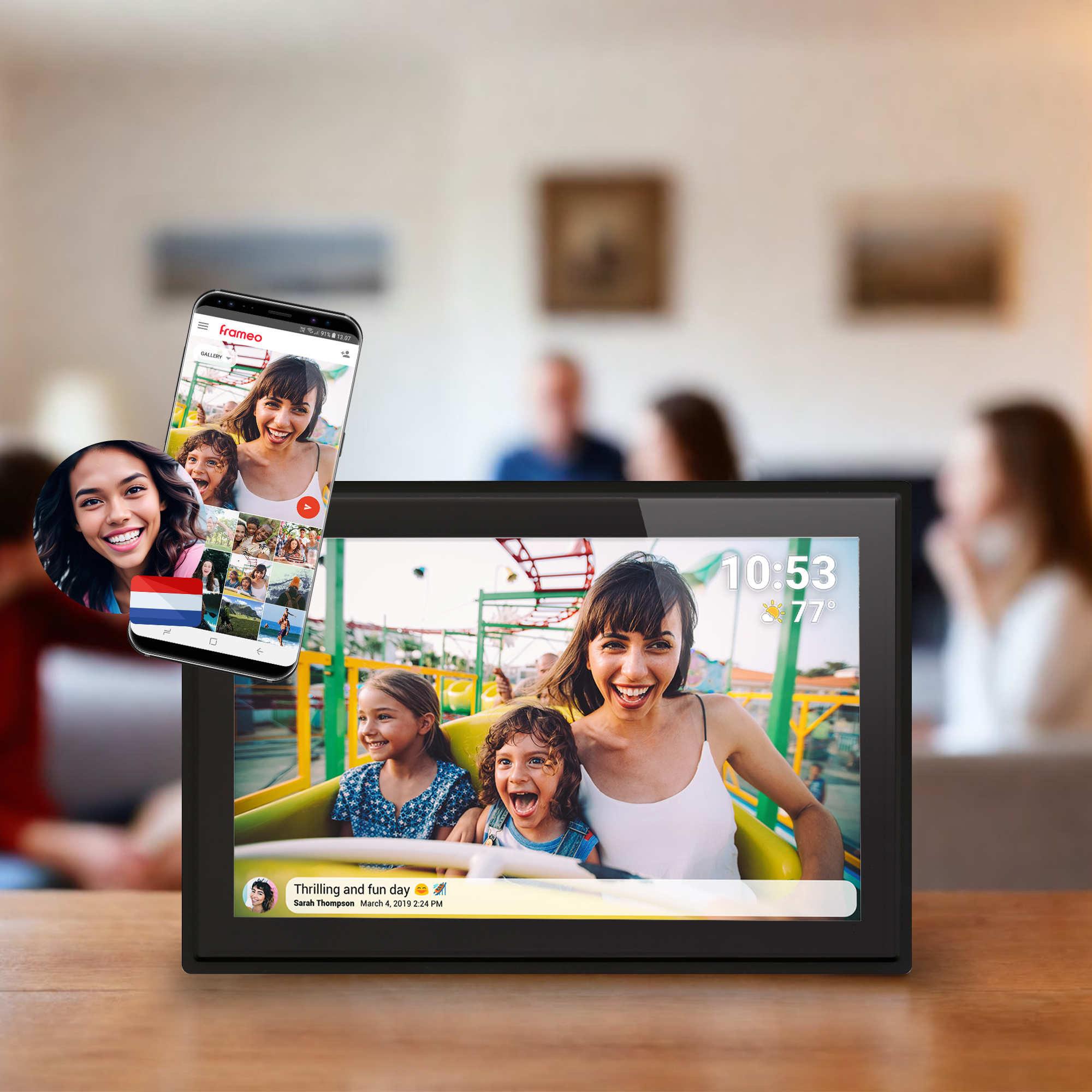 Cadre photo numérique affichant une photo de famille. Un téléphone avec un collage photo est également visible.