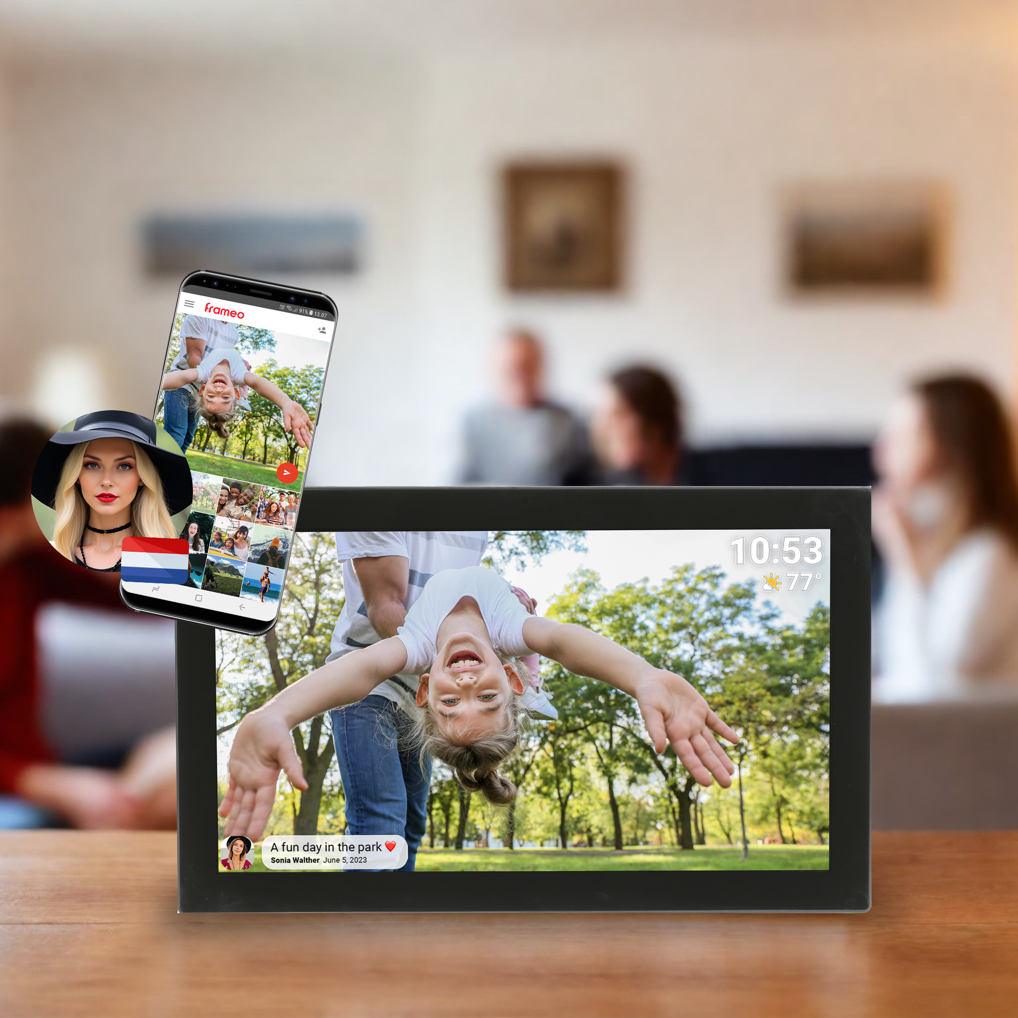 Cyfrowa ramka na zdjęcia ze zdjęciem dziewczynki, telefonem pokazującym zdjęcia i ludźmi w tle.