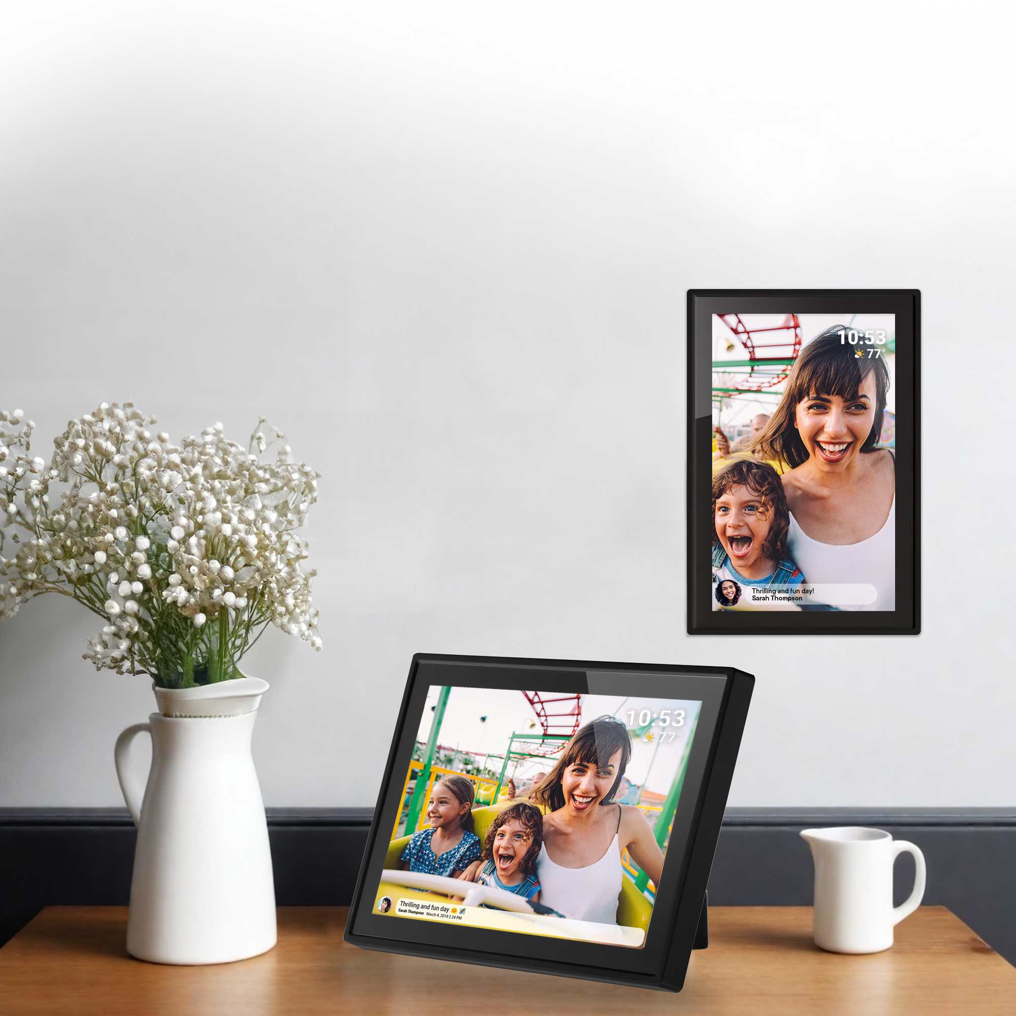 Deux cadres photo numériques, un sur une table, un sur un mur, affichant des personnes souriantes.