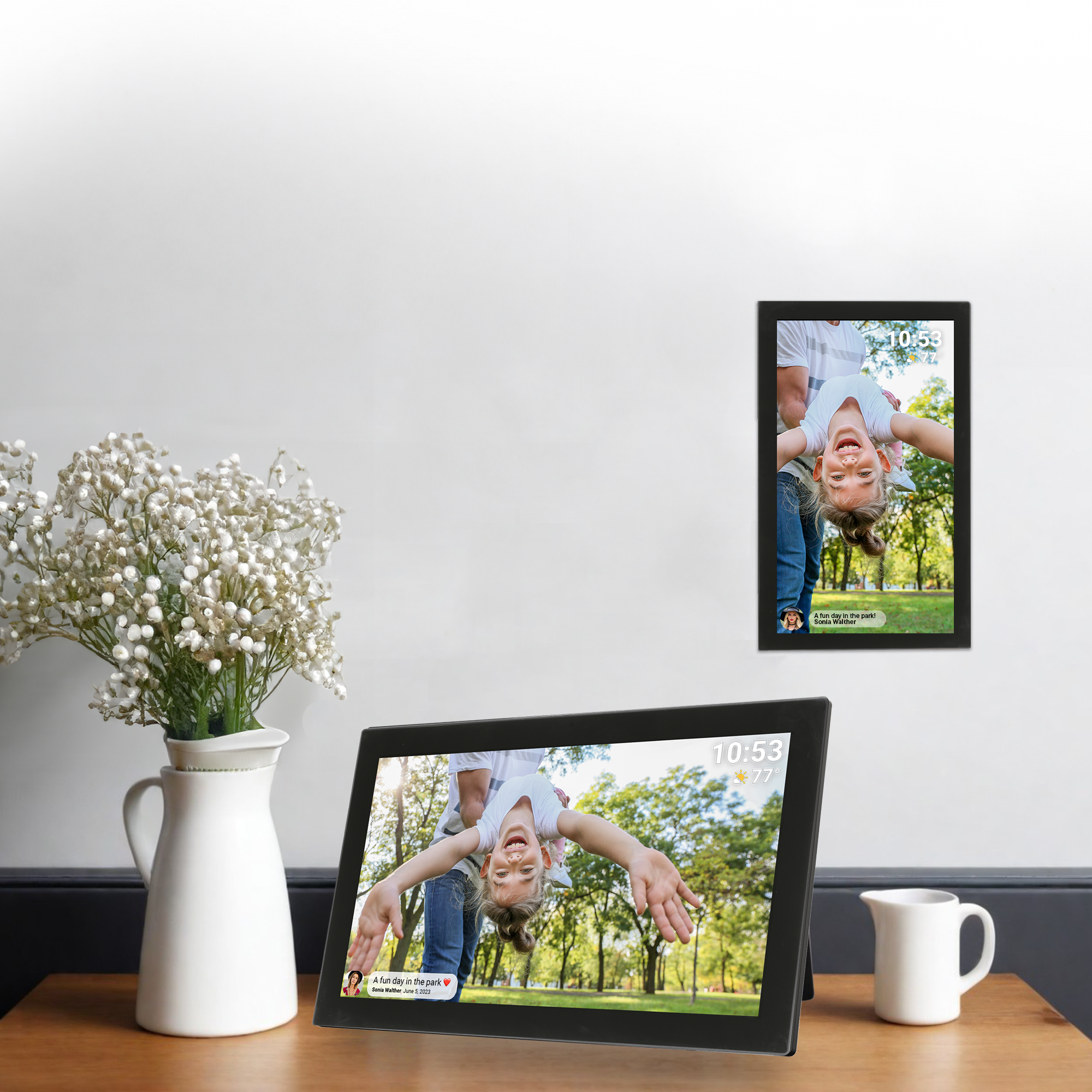 Dwa zdjęcia na stole. Jedno pokazuje dziewczynkę do góry nogami, drugie na ścianie. Są kwiaty i kubek.