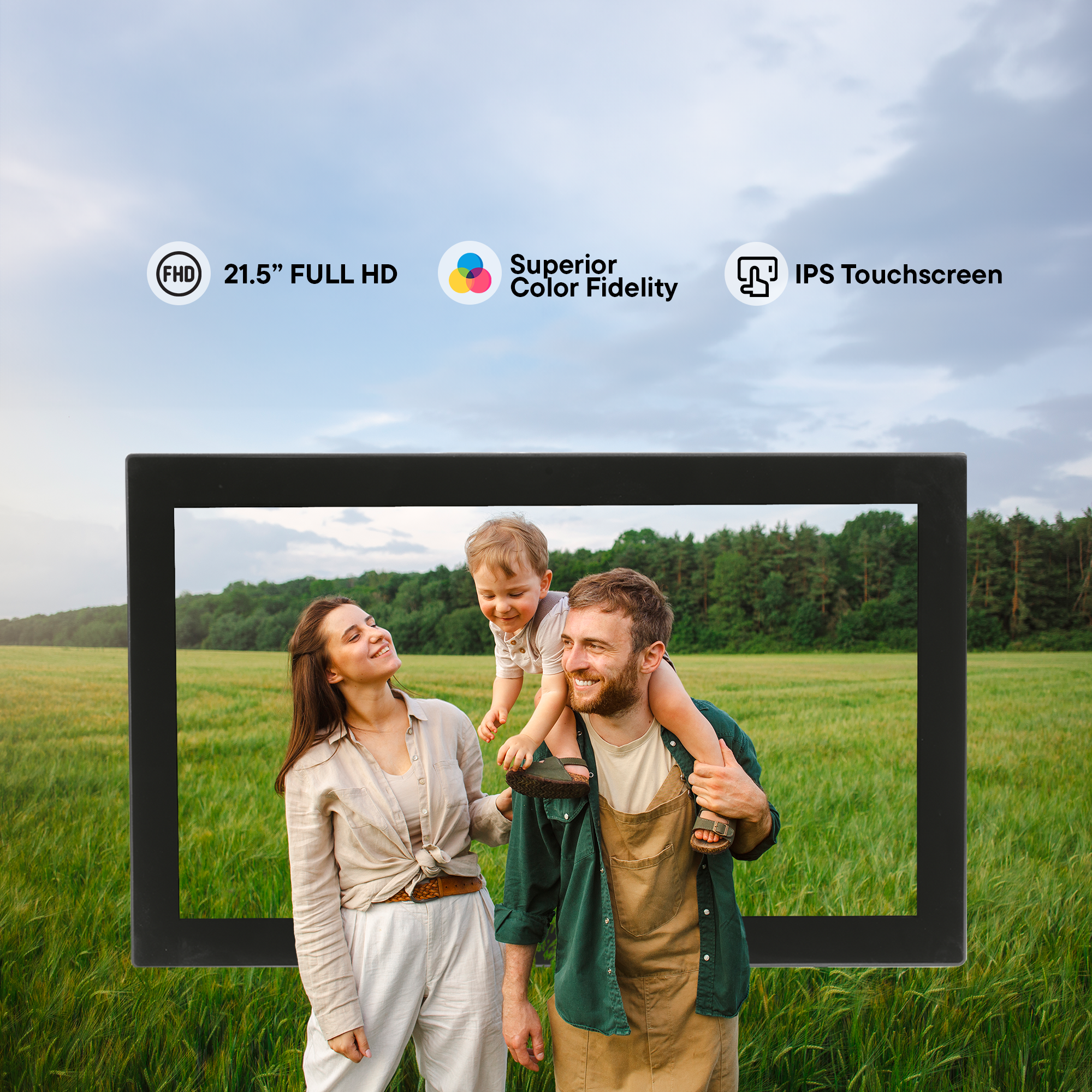 Rodzina z dzieckiem na ramionach ojca przed cyfrową ramką na zdjęcia.