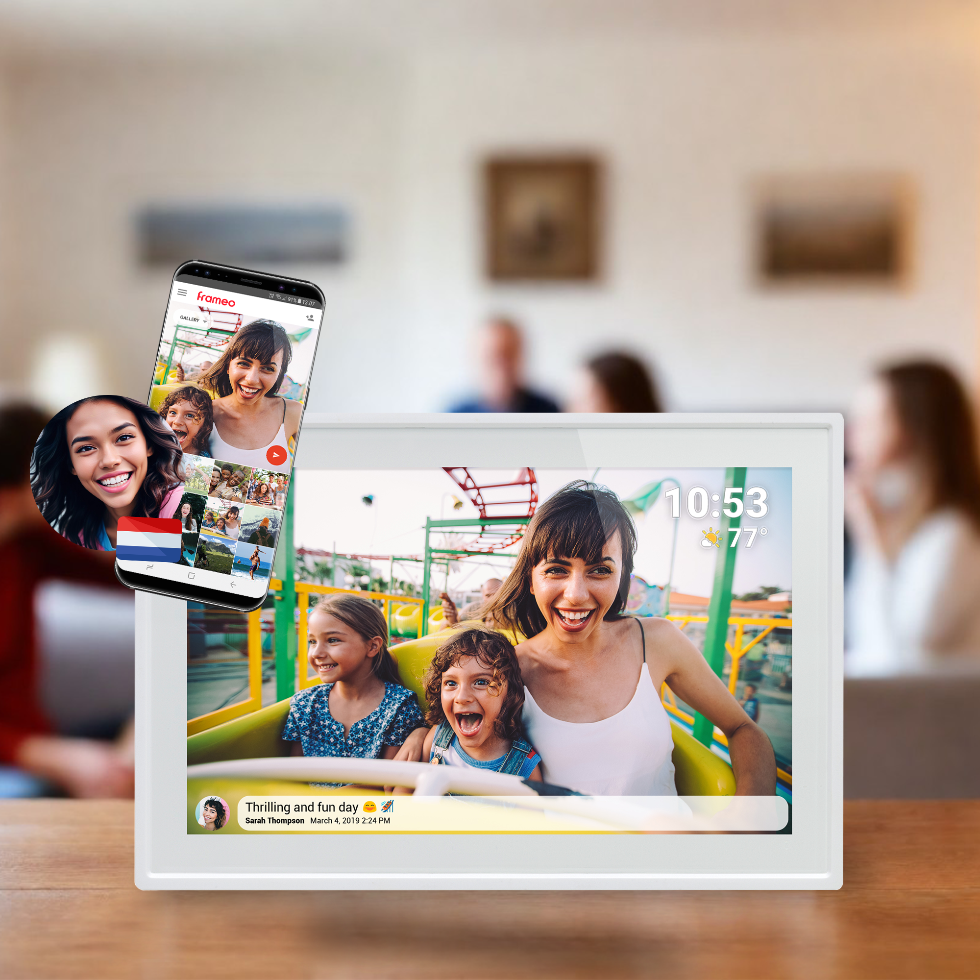 Cadre photo numérique montre famille sur montagnes russes, un téléphone avec plus de photos est à côté.