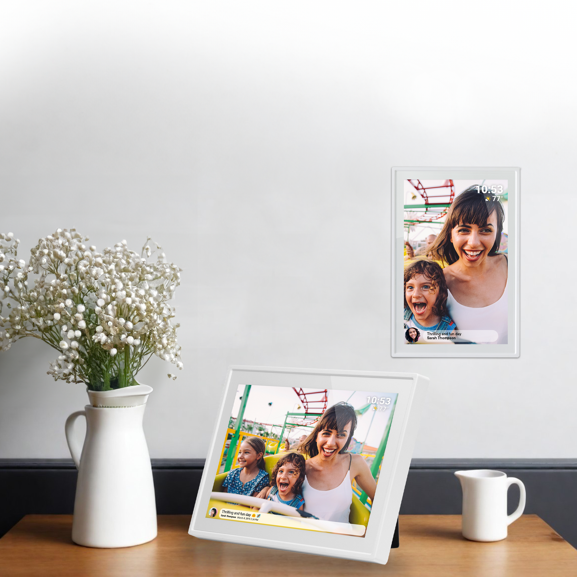 Un cadre photo numérique affichant deux photos, une sur le mur et une sur une table en bois.