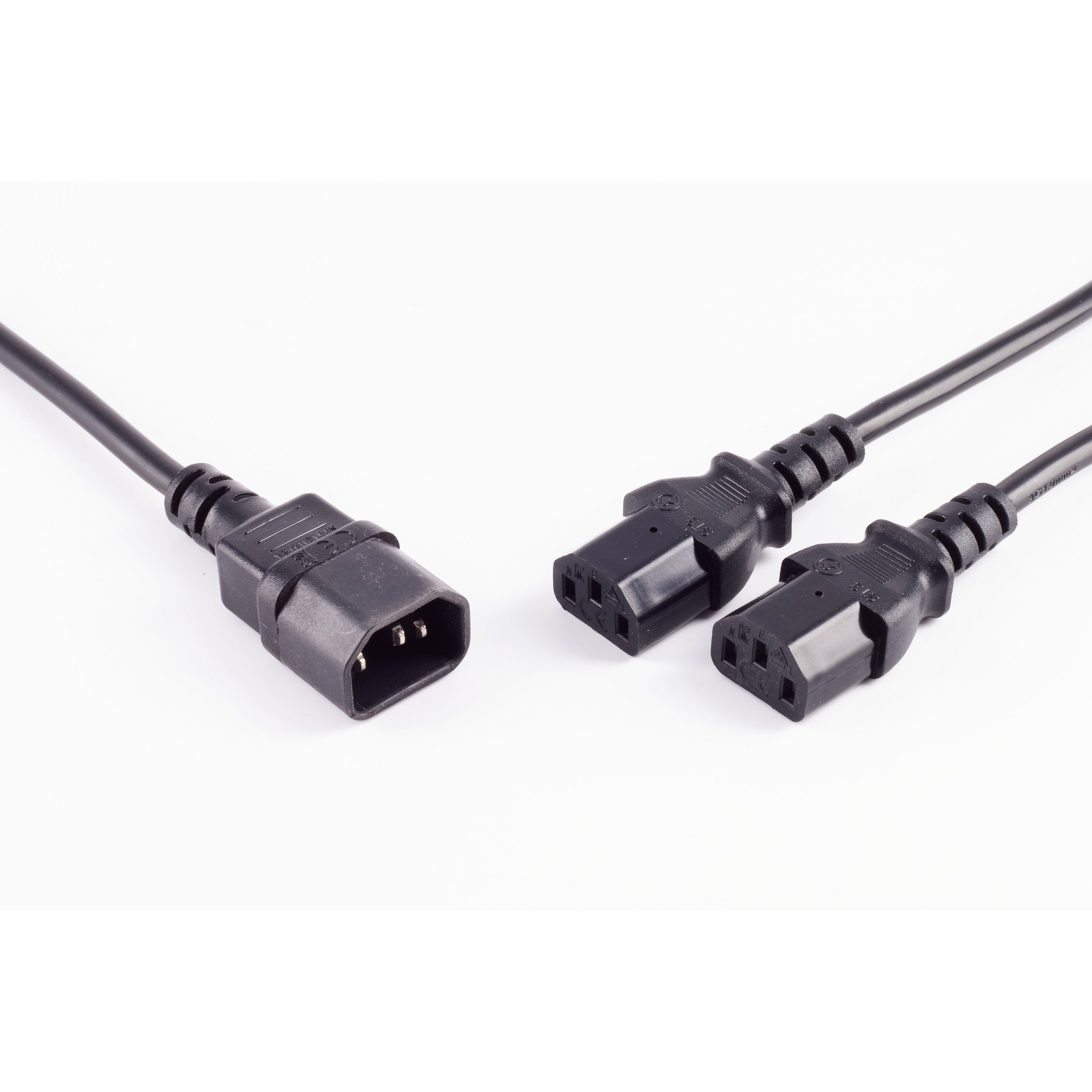 Schwarze Netzkabel mit dreipoligen Steckern. Weißer Hintergrund.