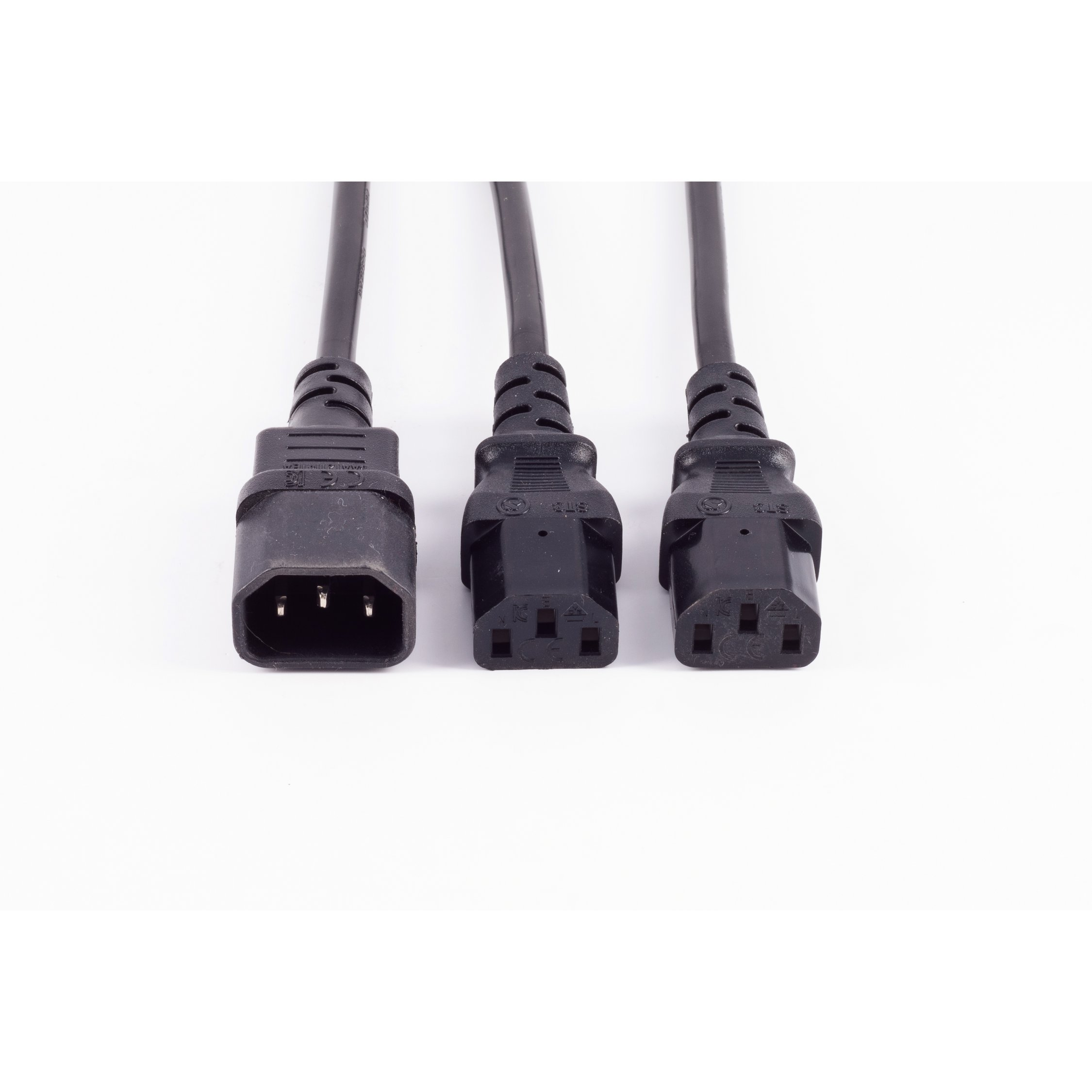 Drei schwarze Netzkabel. Zwei haben gewinkelte Anschlüsse. Alle haben Dreipol-Stecker. Weißer Hintergrund.