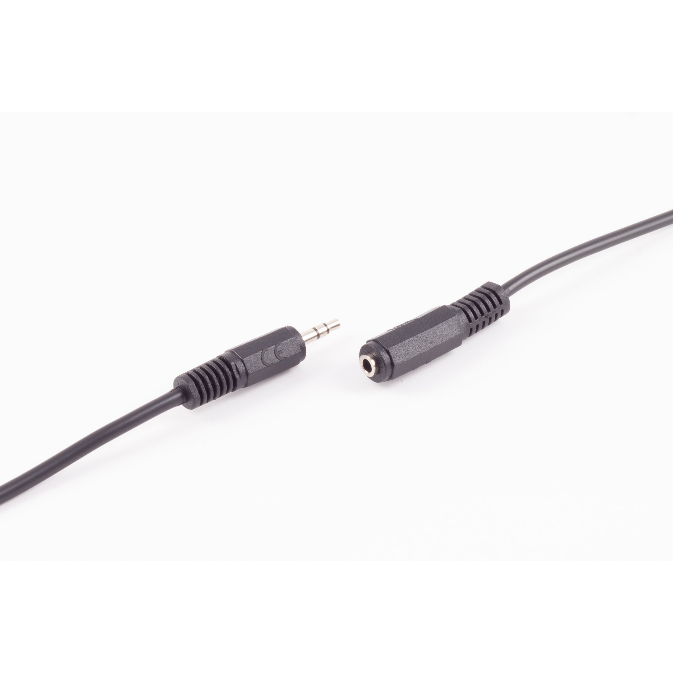 Schwarzes Audiokabel mit Stecker und Buchse, isoliert auf weißem Hintergrund.