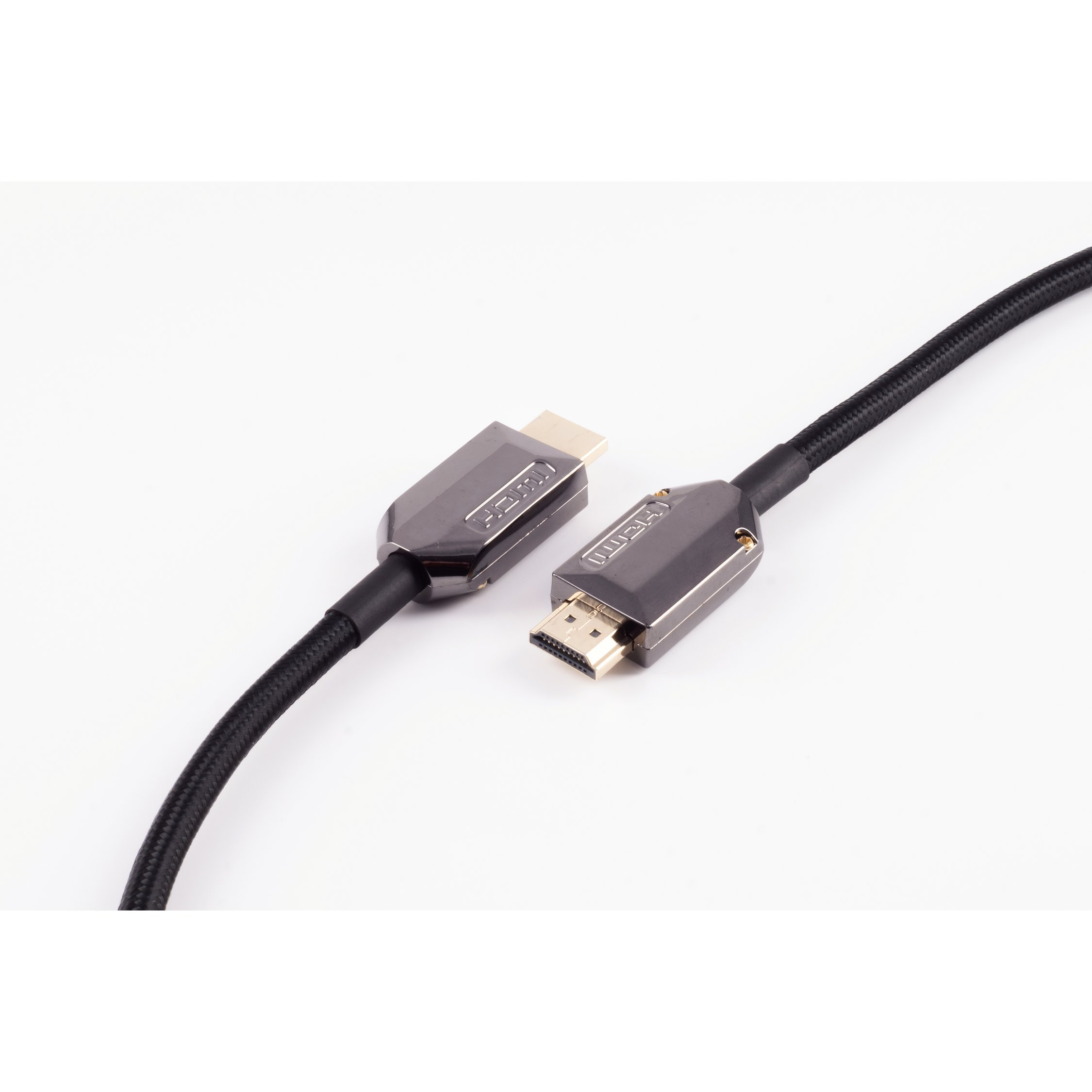 Schwarzes HDMI-Kabel mit Steckern auf weißer Oberfläche.