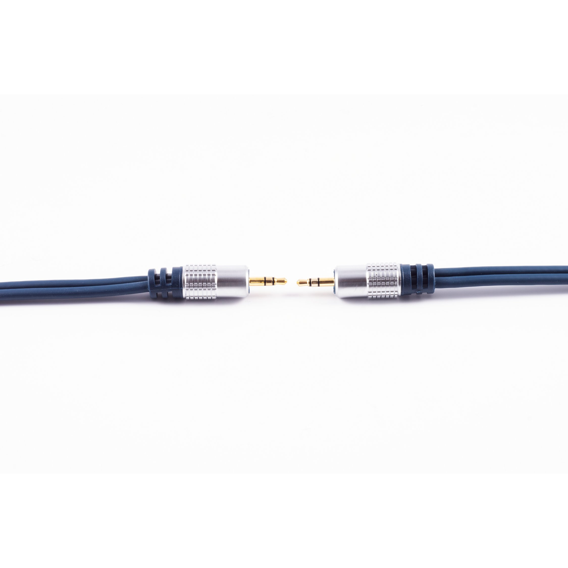 Zwei Audio-Klinkenstecker, verbunden durch ein blaues Kabel.