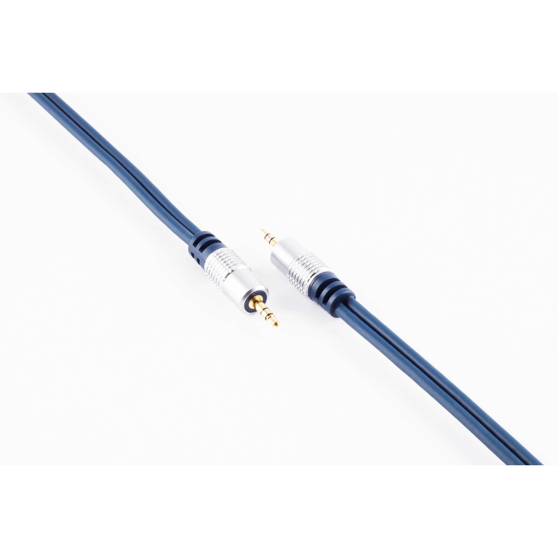 Blau-silbernes Audiokabel mit goldenen Steckern. Das Kabel liegt auf einer weißen Oberfläche.