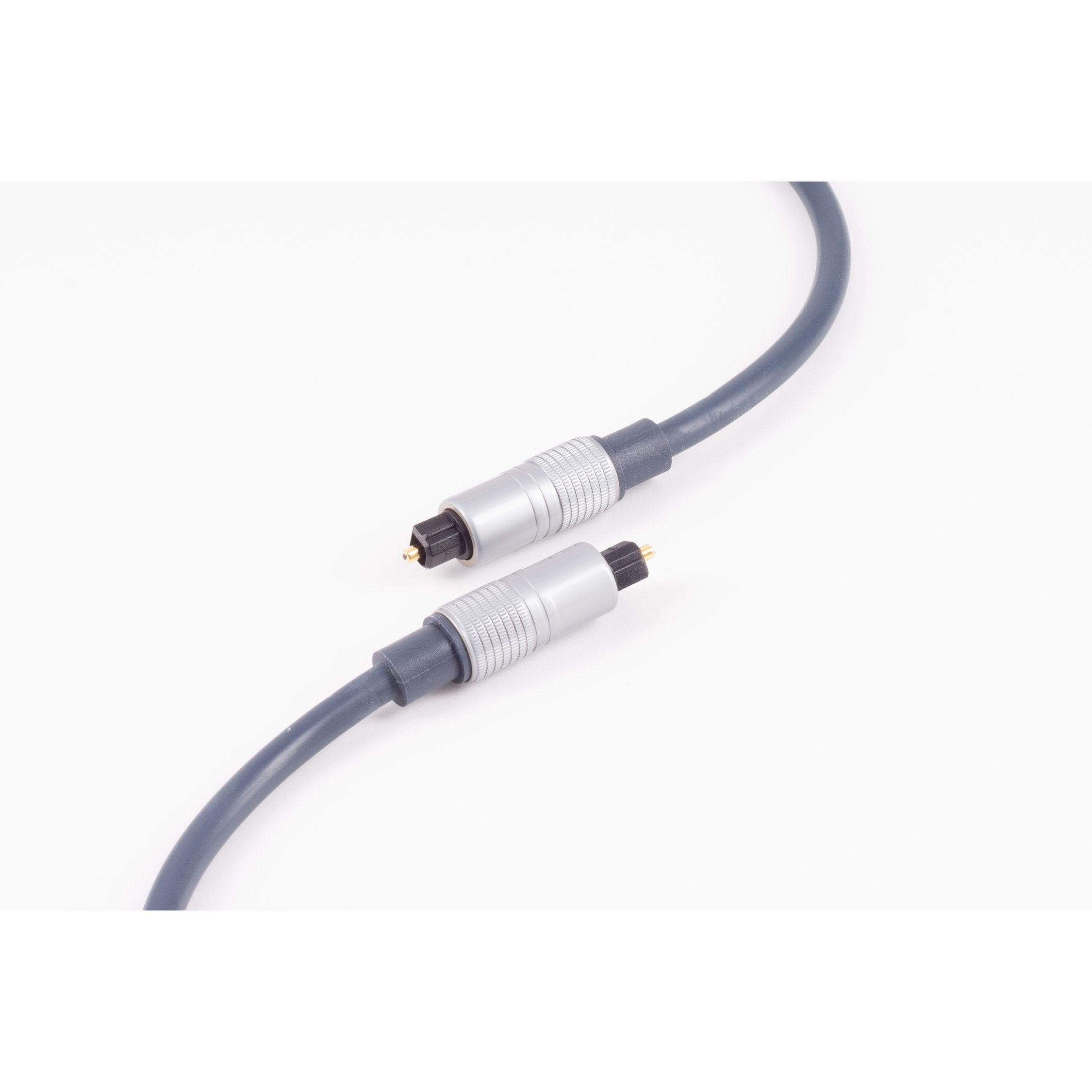 Ein graues optisches Audiokabel mit silbernen Steckern, isoliert auf weißem Hintergrund.