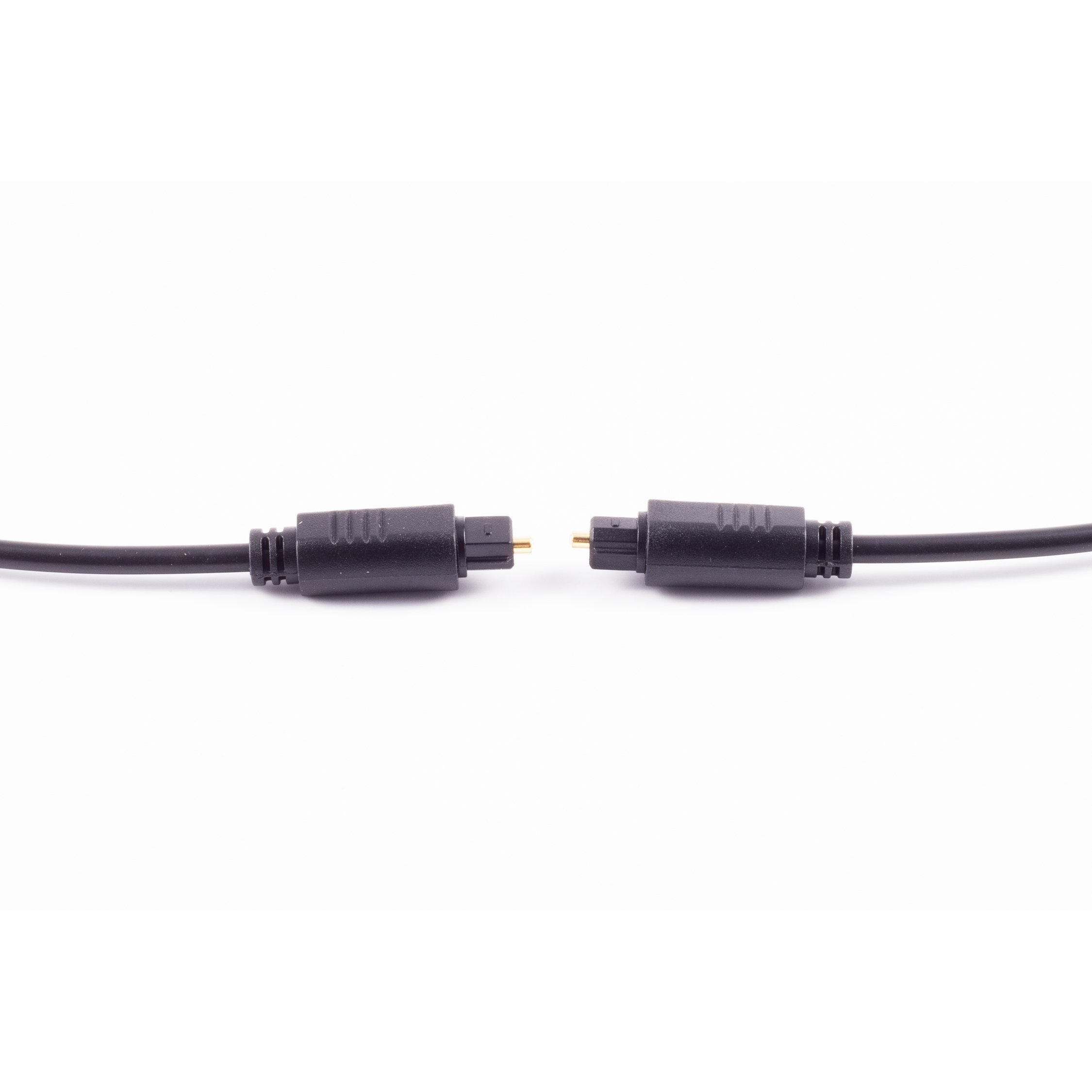 Schwarzes optisches Audiokabel, die Steckerenden zeigen aufeinander zu.