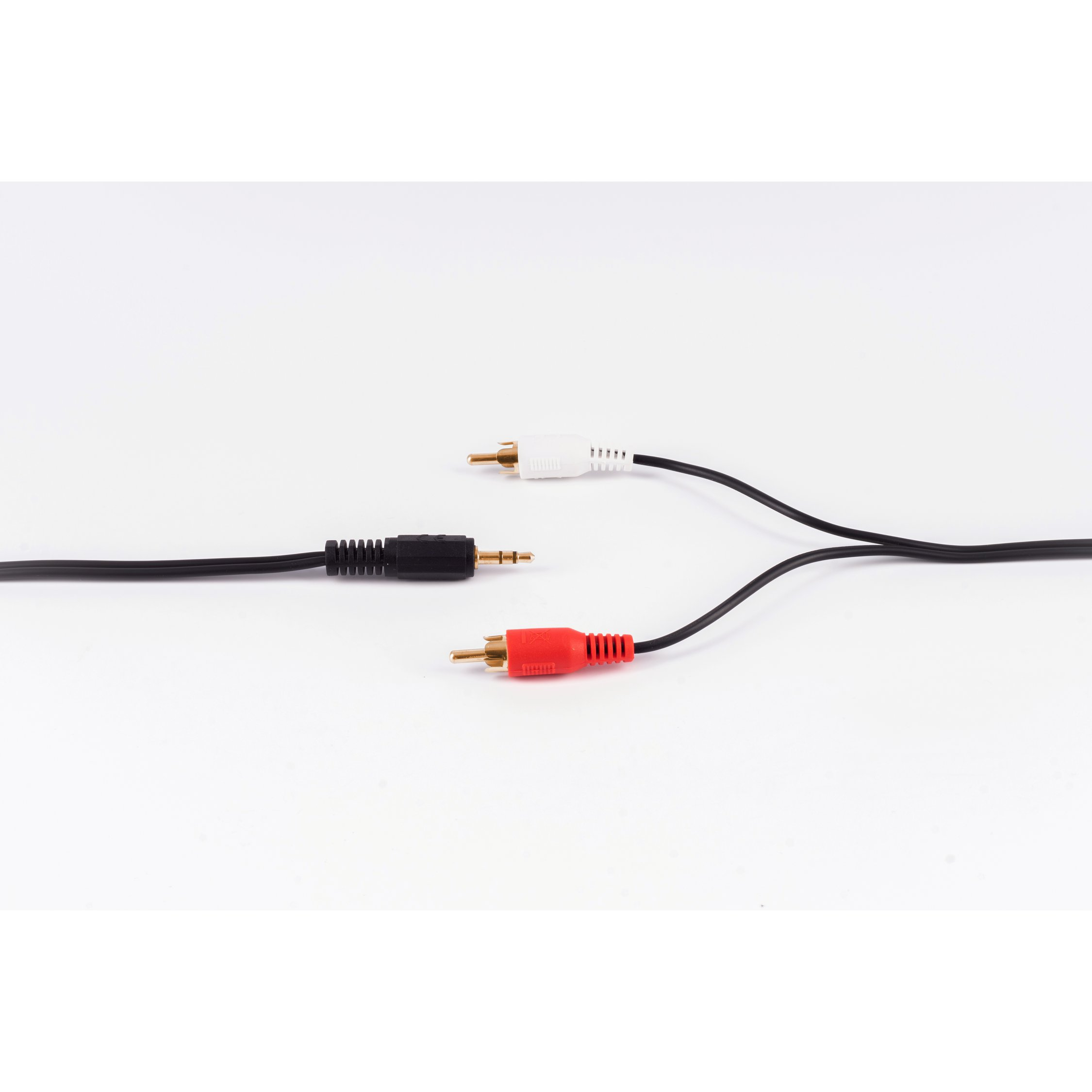 Drei Audiokabel auf weißem Hintergrund. Ein schwarzer, ein roter und ein weißer Stecker.