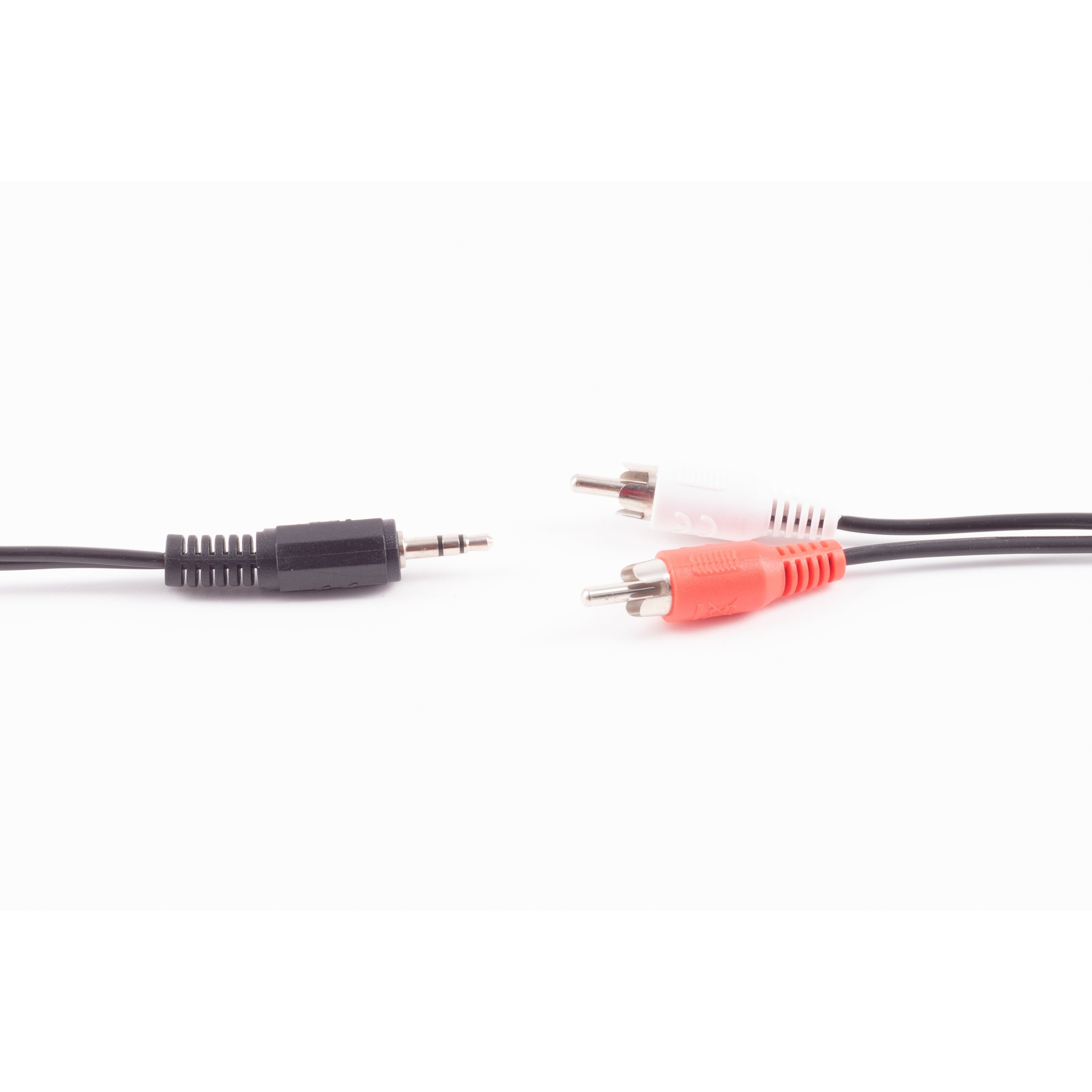 3,5-mm-auf-Cinch-Audiokabel. Schwarze und rote Cinch-Anschlüsse. Weißer Hintergrund.