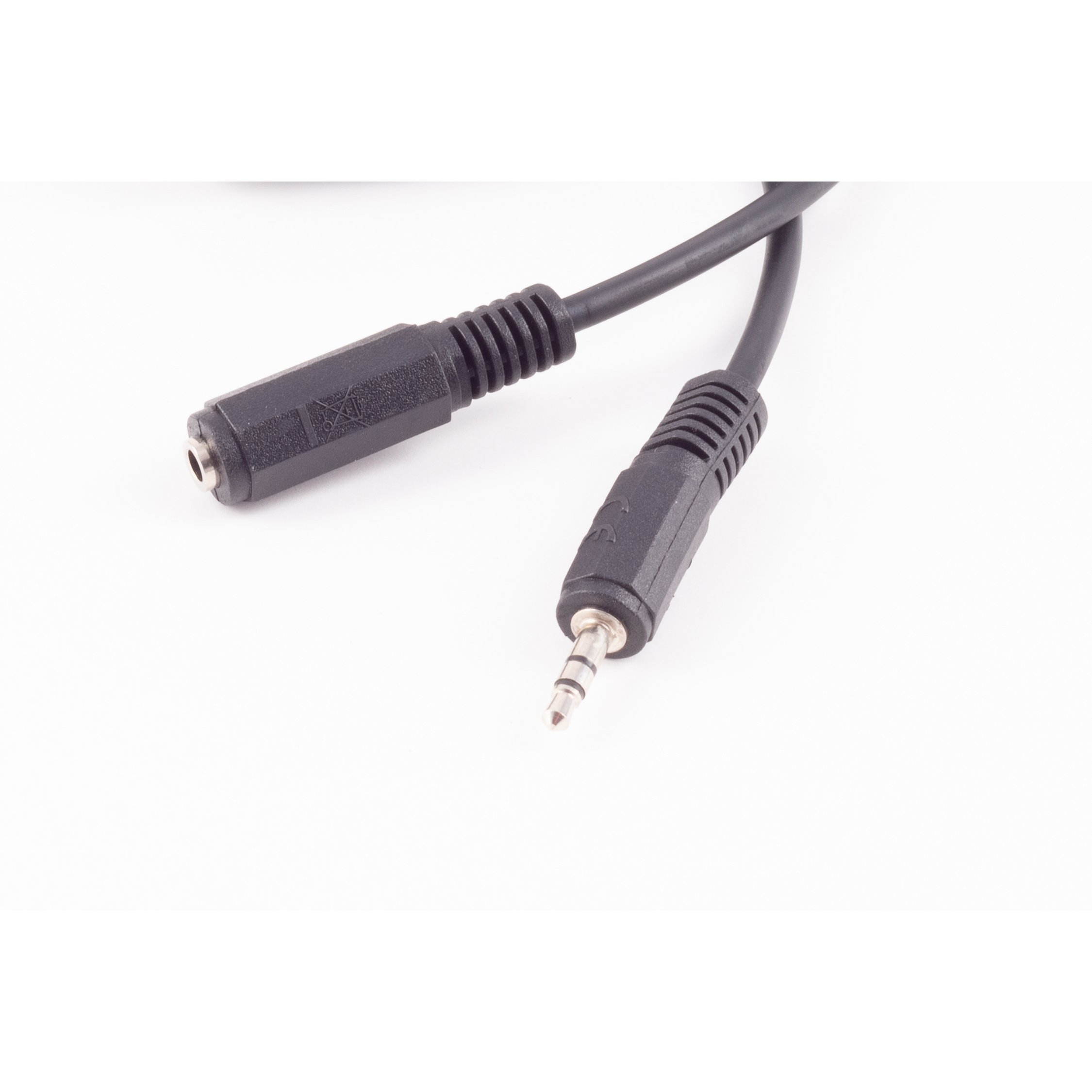 Ein schwarzes Audiokabel mit 3,5-mm-Klinke und einem Stecker. Beide sind auf Weiß getrennt.