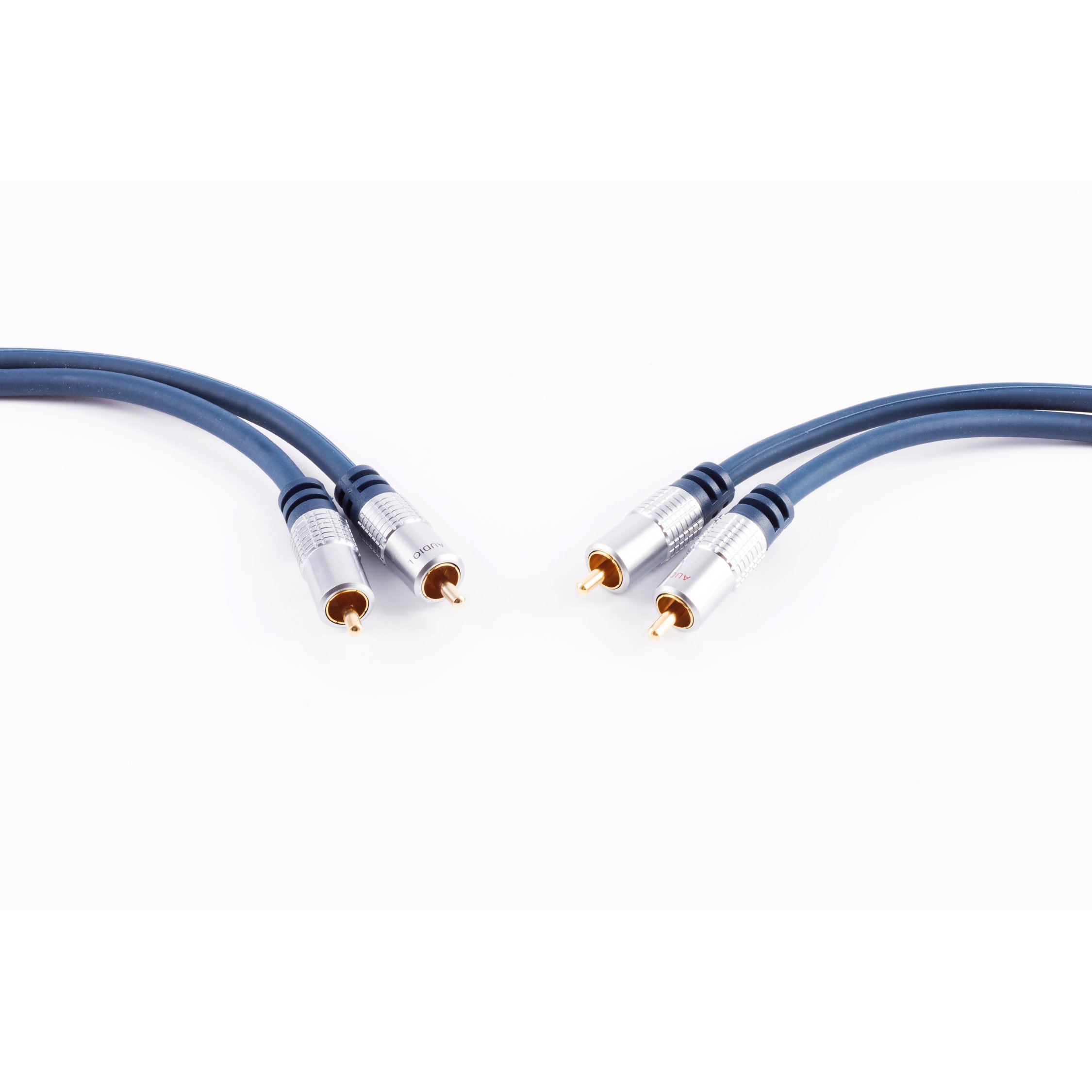 Zwei Paare blauer Audiokabel mit silbernen Steckern, symmetrisch auf weißem Hintergrund angeordnet.