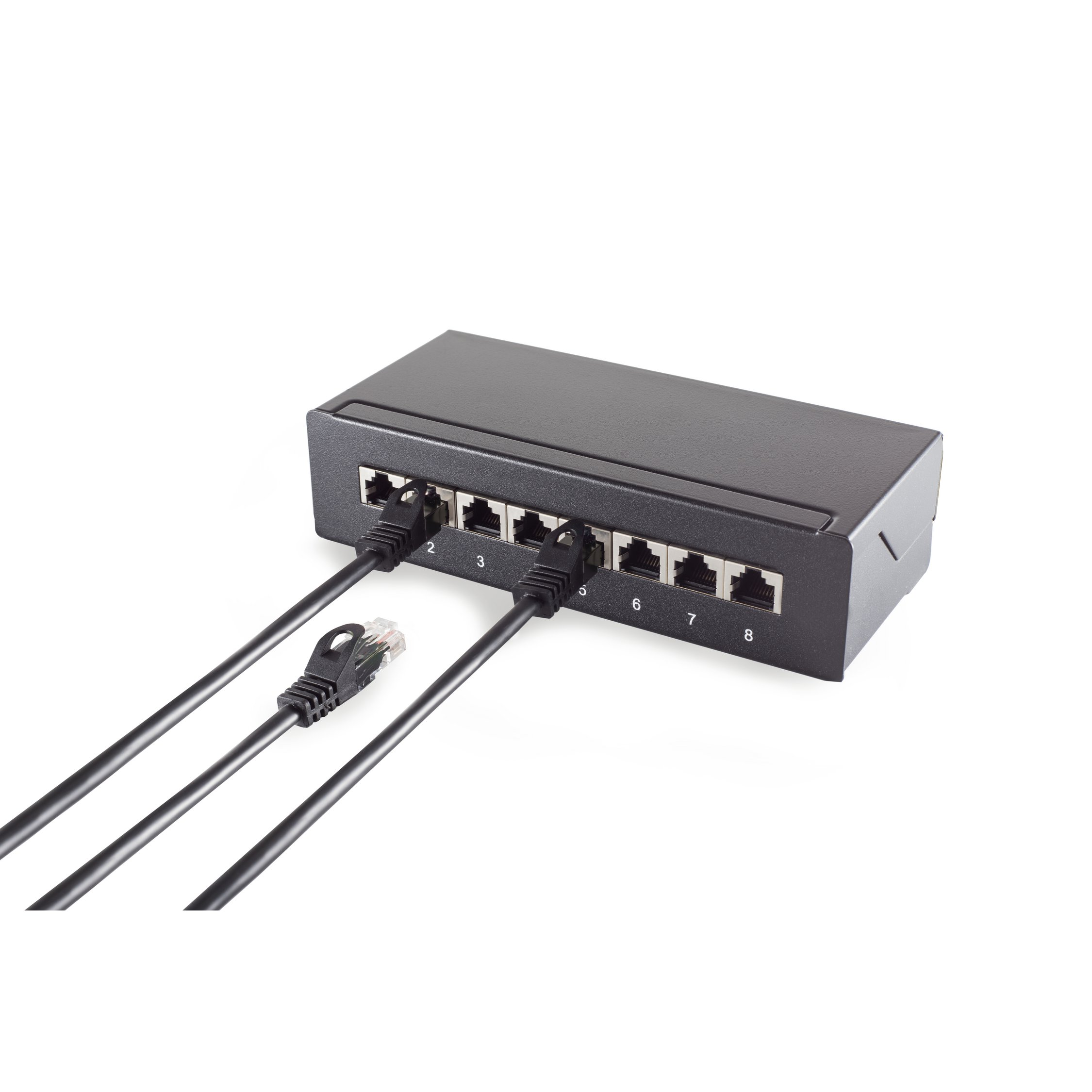 Uno switch di rete nero con cavi Ethernet collegati. Lo switch è su sfondo bianco.