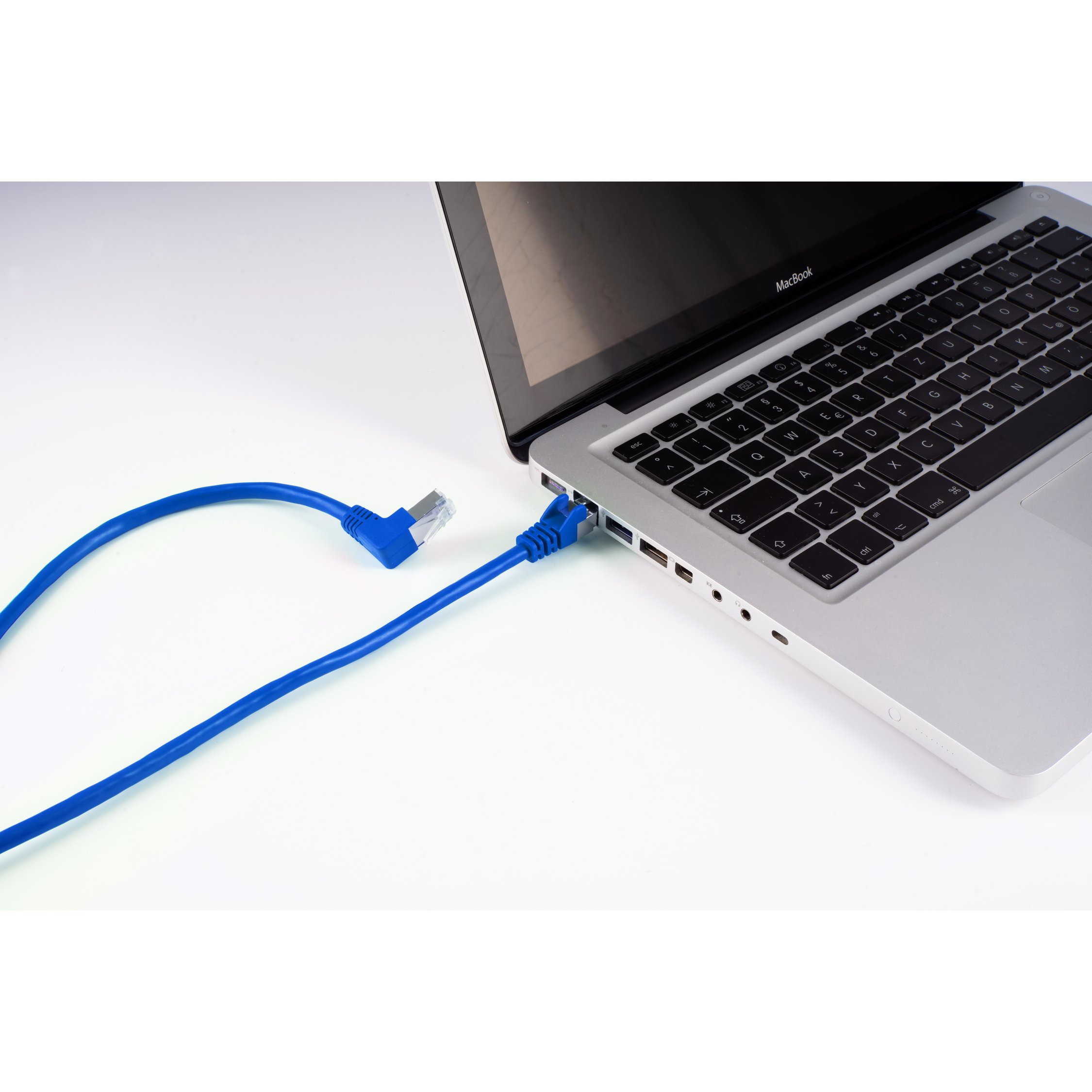 Un cavo Ethernet blu collegato a un laptop argentato. Il cavo ha un connettore angolato.