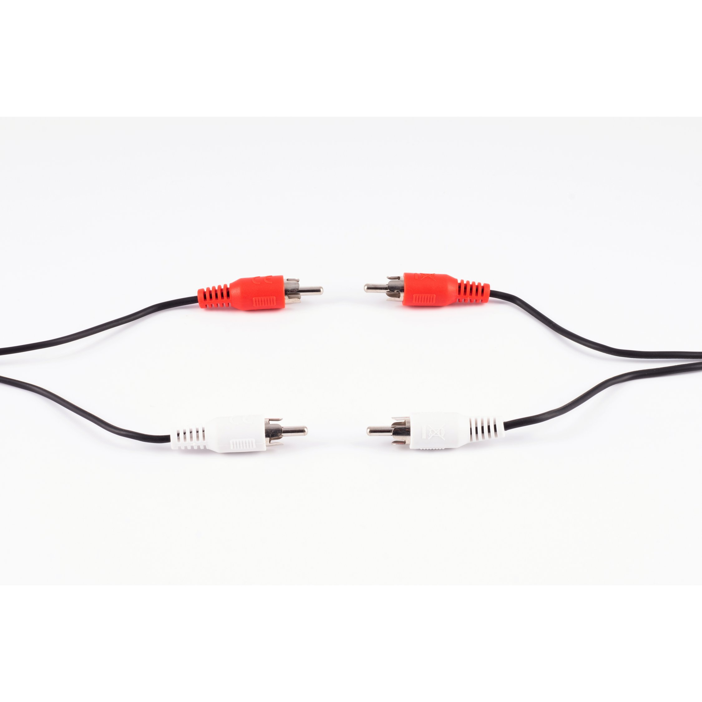 Zwei Sätze roter und weißer Cinch-Audiokabel mit Steckern. Weißer Hintergrund.