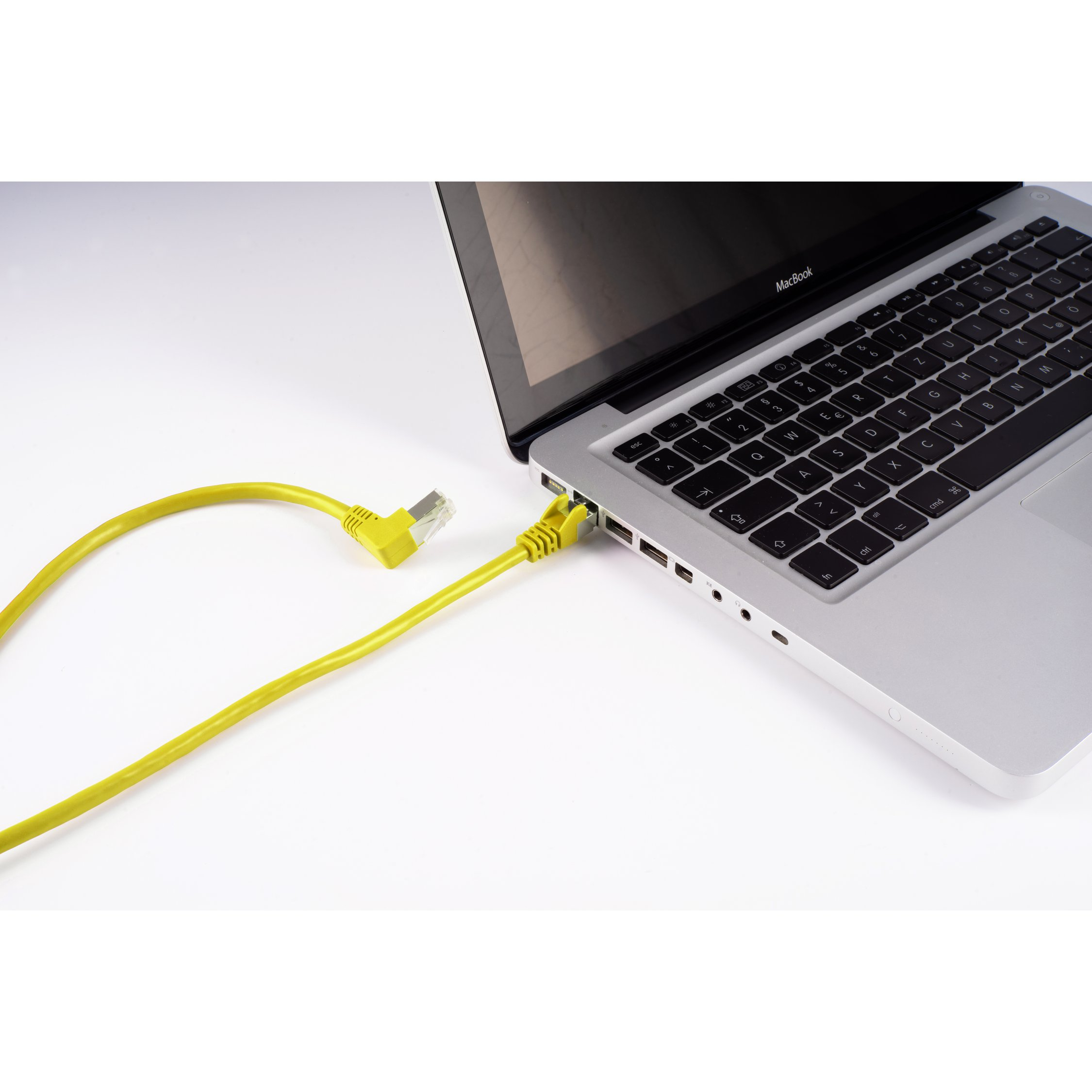 Laptop collegato a un cavo ethernet giallo, collegato.