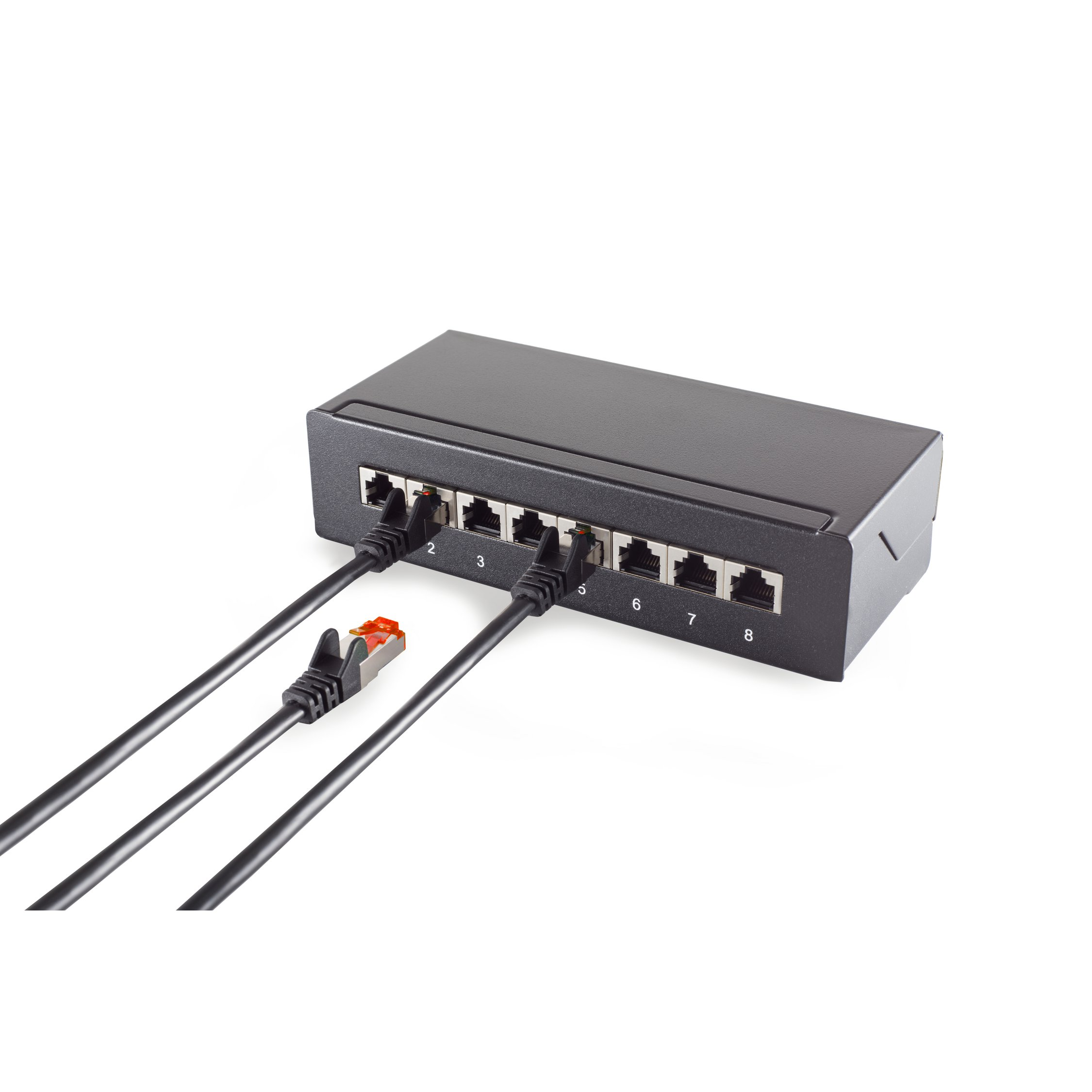 Switch di rete nero con cavi Ethernet collegati. Sfondo bianco. Vista ravvicinata.