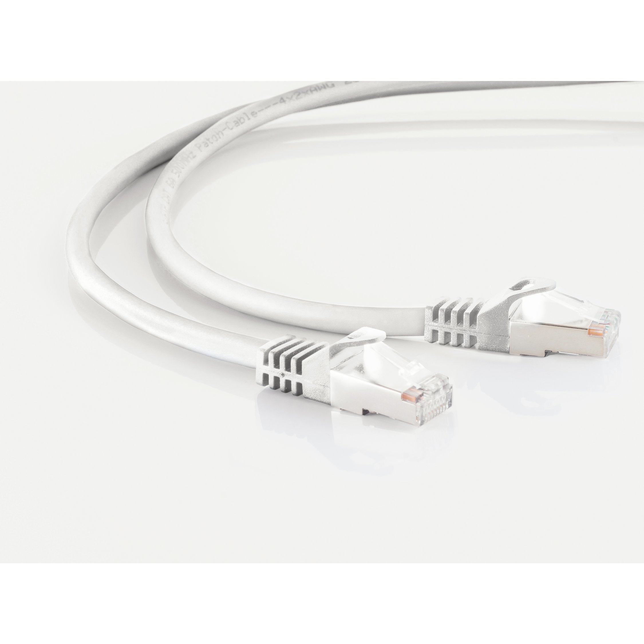 Dwa jasno szare kable Ethernet ze srebrnymi złączami, na białym tle.