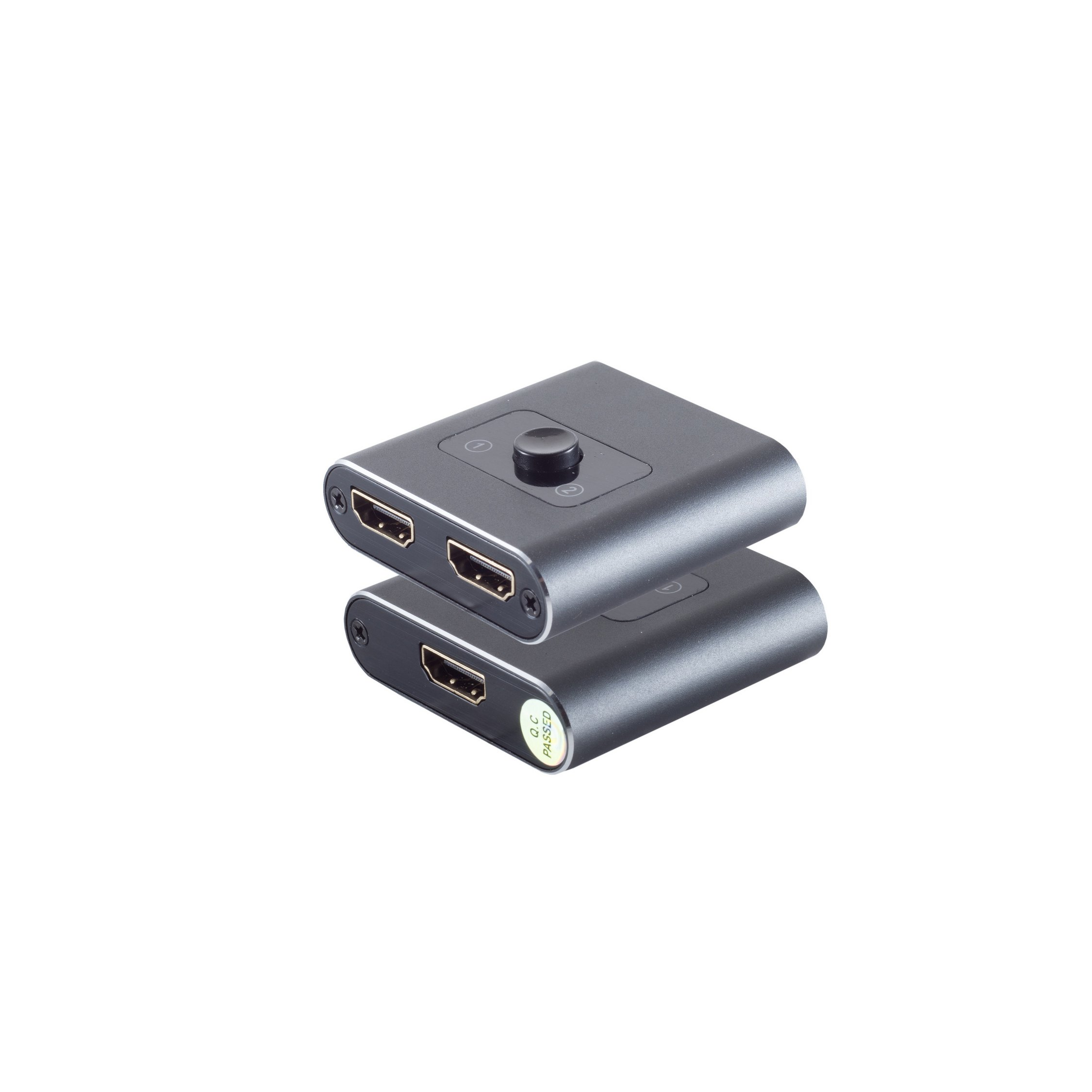Zwei schwarze HDMI-Umschalter. Einer liegt auf dem anderen. Der Hintergrund ist weiß.